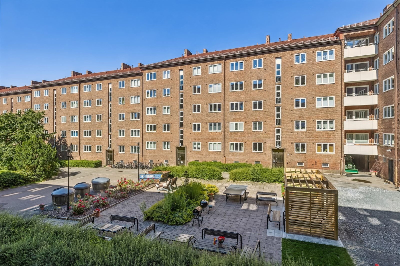 Borettslaget er svært velholdt og har nylig satt opp koselig pergola, så her kan man sitte å nyte varme sommerdager! Galleribilde