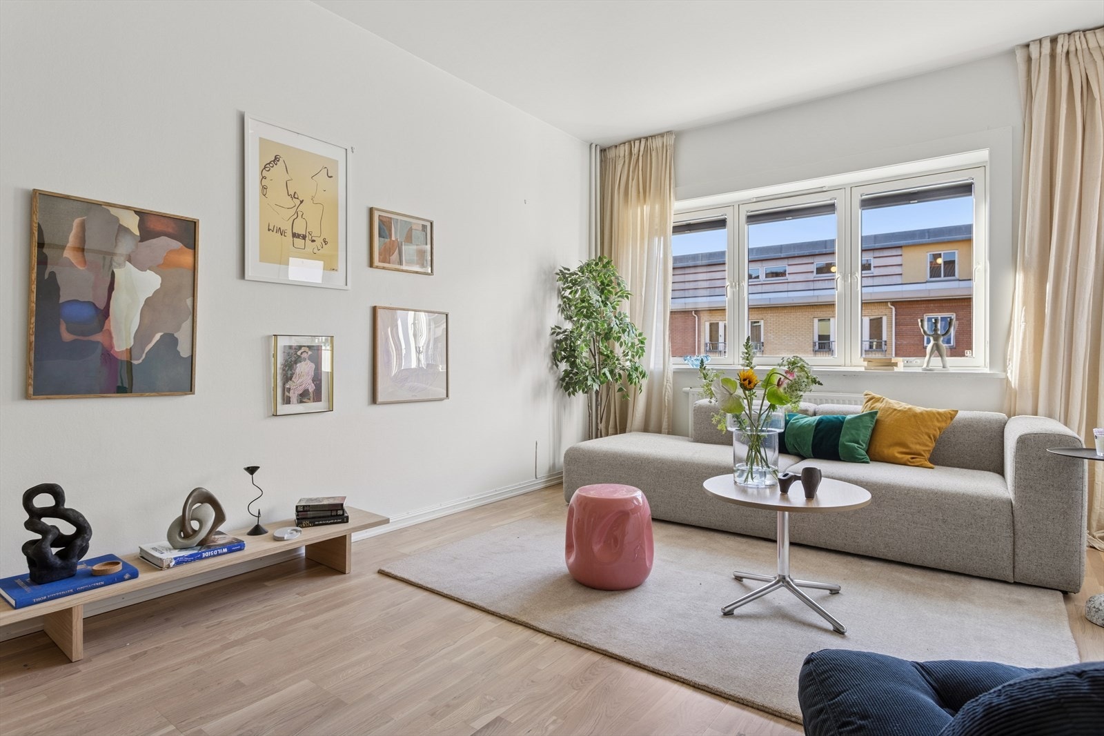 I stuen er det plass til hyggelig sofakrok, ønsket medie- og oppbevaringsmøblement og en spisegruppe. Galleribilde