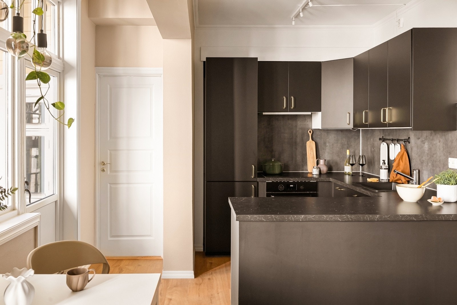 Et tidsriktig og moderne kjøkken med praktisk barløsning som gir ekstra skap- og benkeplass. Galleribilde