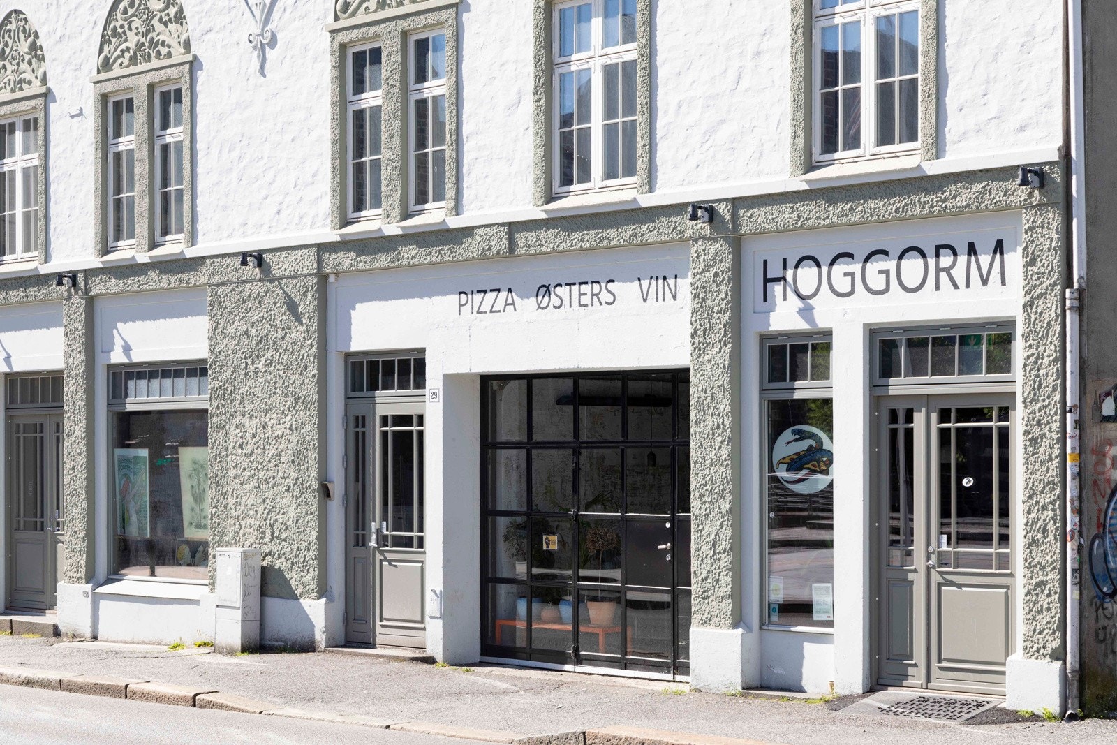 Det er flust av gode spisesteder, barer, restauranter og kaféer i området - så her er det bare å plukke seg ut en favoritt. Galleribilde