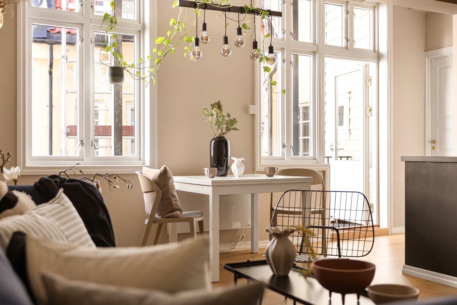 Fra stuen er det også utgang til en veranda på 6,9 m² som er delvis overbygget. Galleribilde