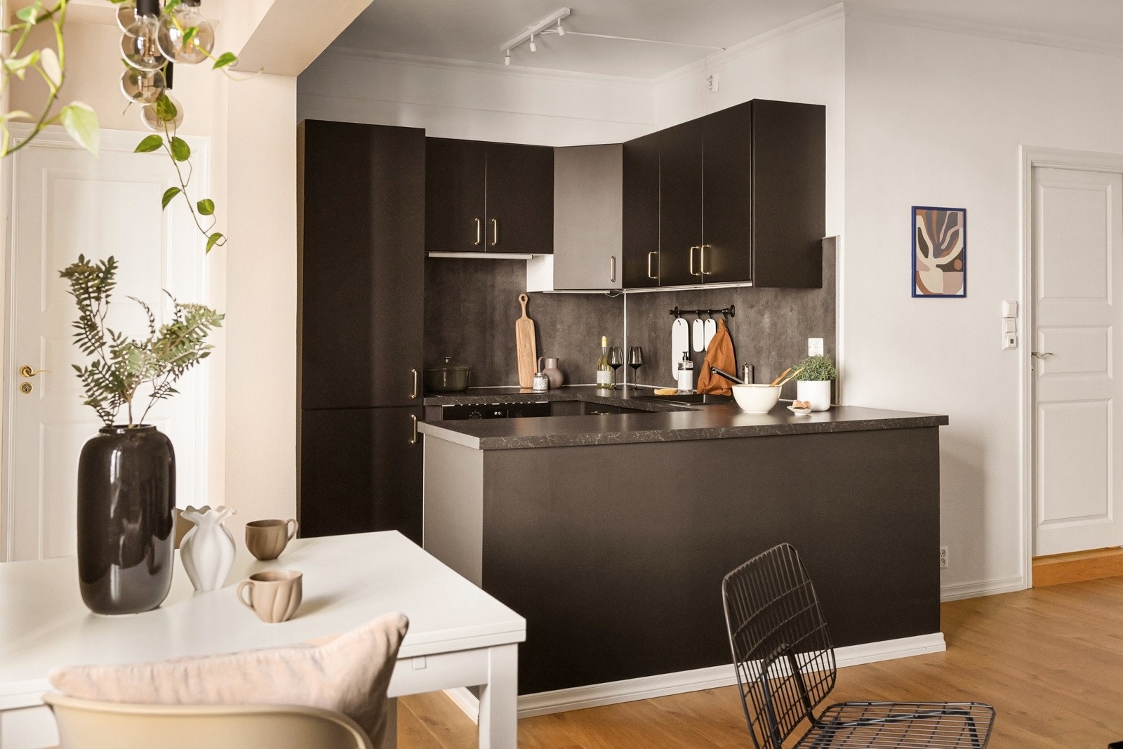 Leiligheten har en god planløsning hvor soverommene er plassert i hver sin ende av leiligheten, og badet til høyre for kjøkkenet. Galleribilde