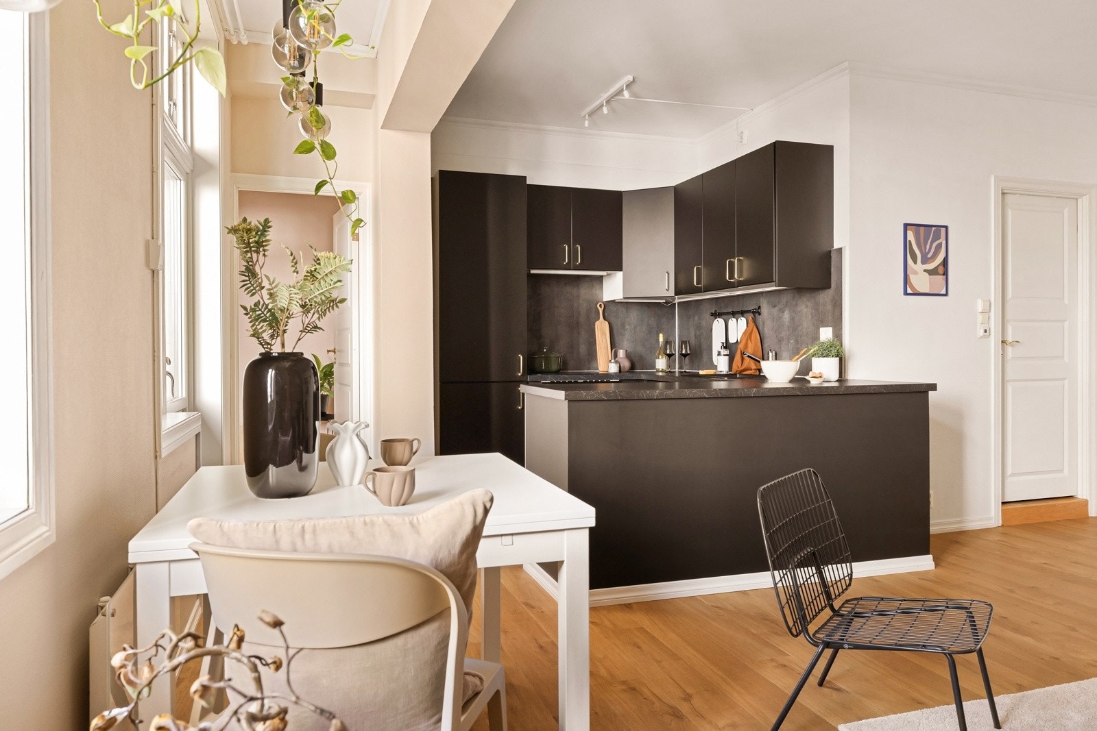 Det stilrene kjøkkenet fra Ikea ble satt inn samtidig som man tok ned en vegg og fjernet ett soverom, og samtidig la nye gulv i 2020. Galleribilde