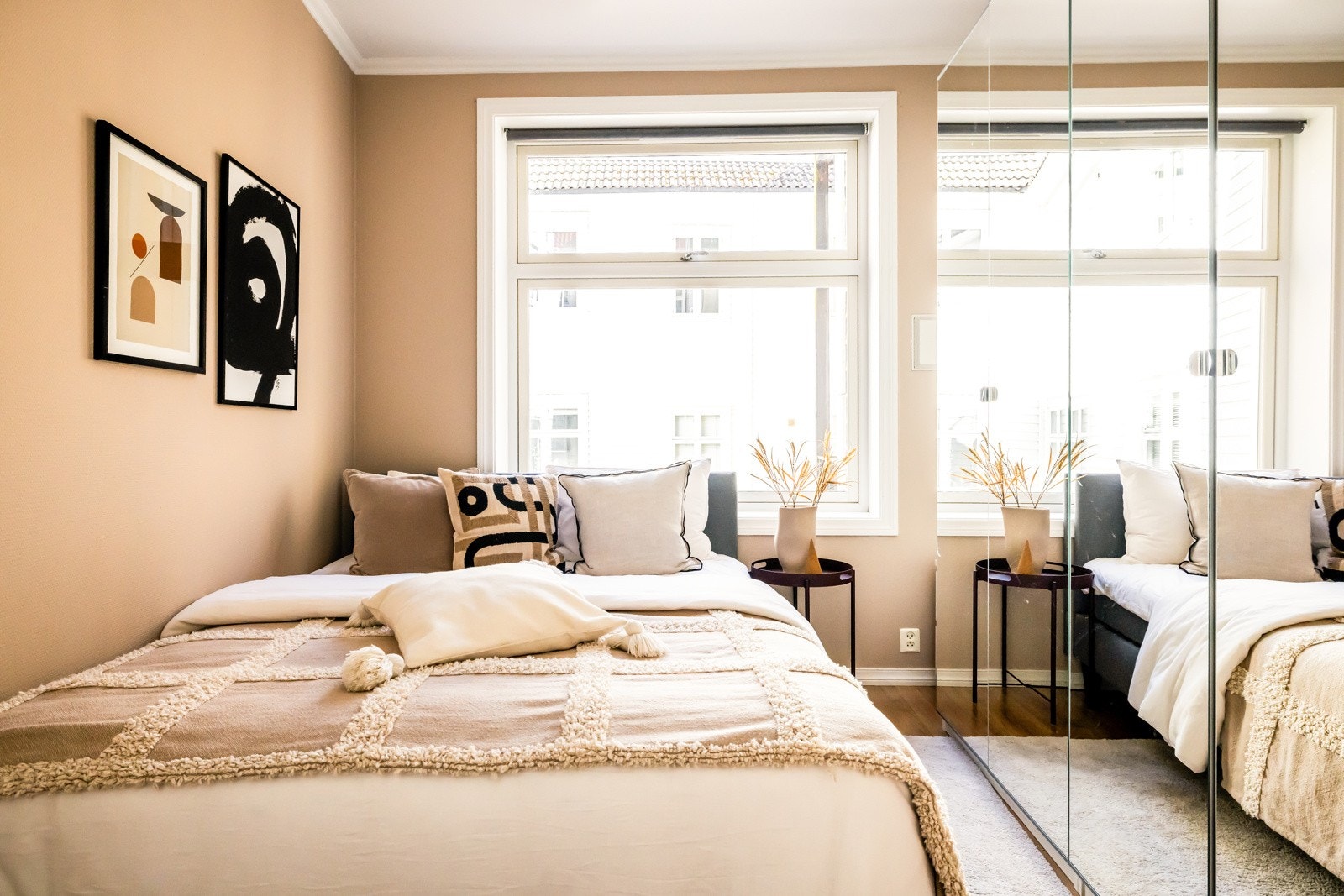 Hovedsoverommet har plass til dobbeltseng og garderobeskap til hele kleskolleksjonen. Galleribilde