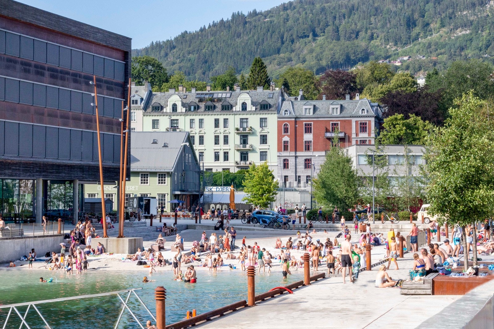 Rett over Nygårdshøyden finner du BI og den populære badestranden ved Marineholmen. Galleribilde