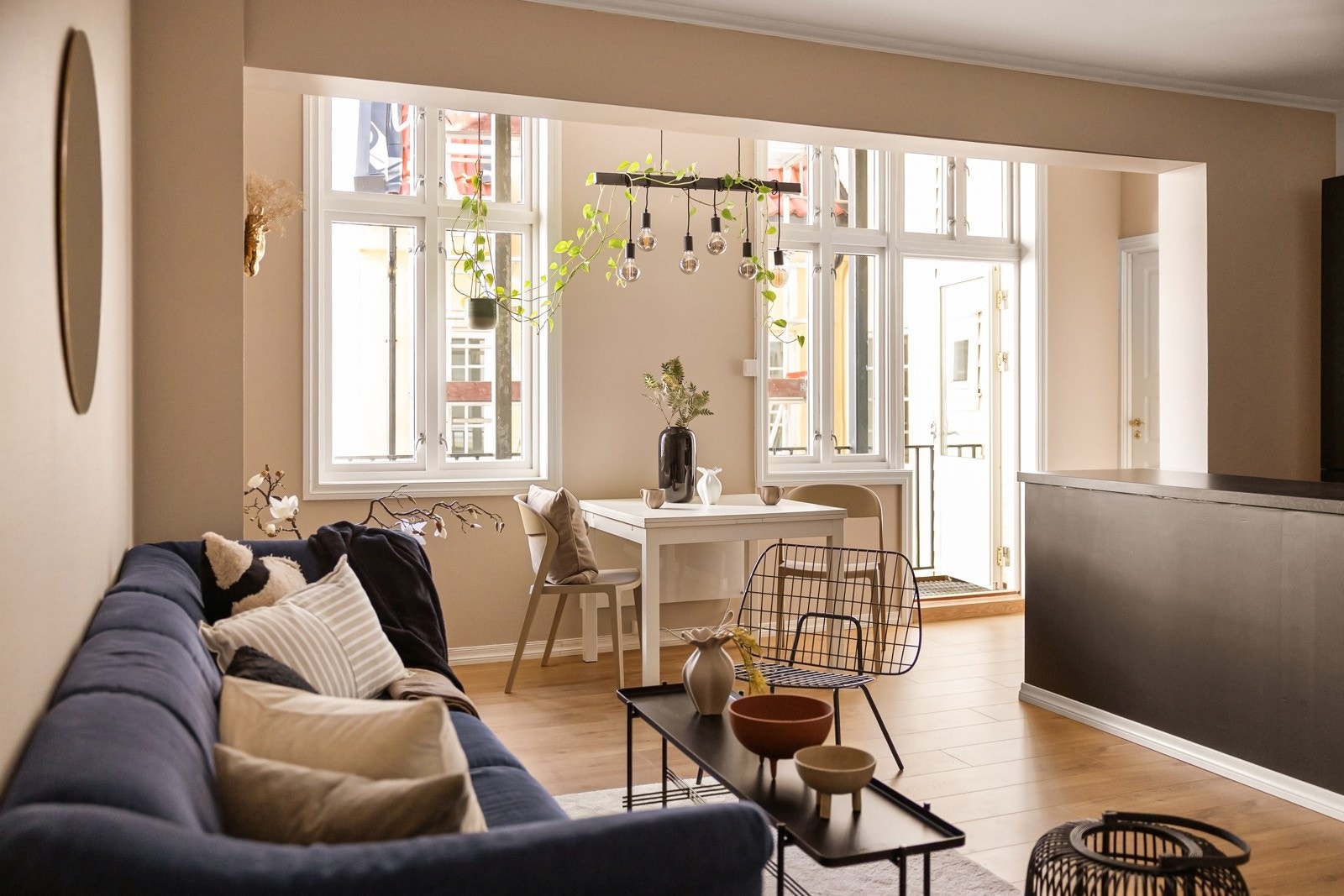 Åpen kjøkkenløsning gjør matlagingen mer sosial og inkluderende når man har besøk. Galleribilde