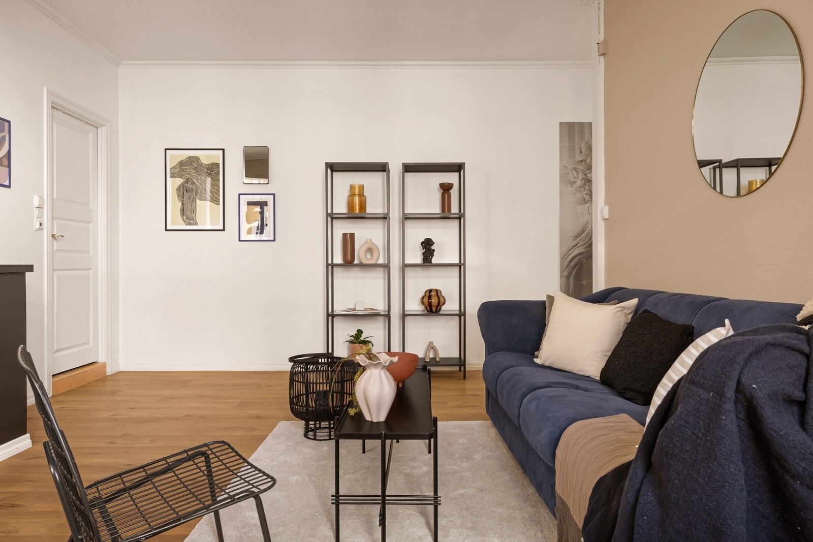 Gangen, stuen og kjøkkenet ble pusset opp i 2020 med nye gulv, og overflater ble malt. Galleribilde