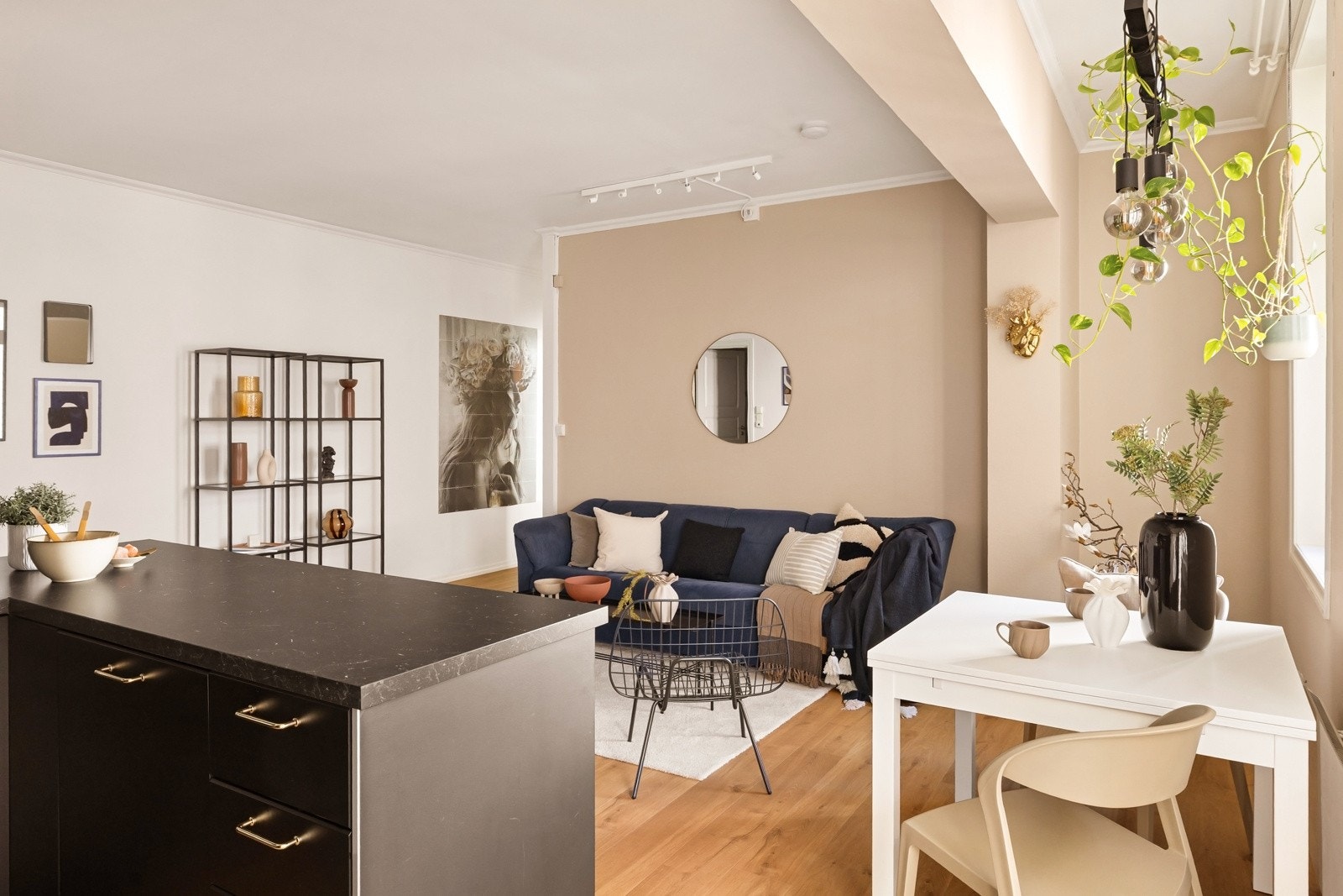 En utrolig sentral beliggenhet som gjør at du kan reise deg fra sofaen, og på få minutter sitte på kafé eller i en kinosal om du kjeder deg. Galleribilde