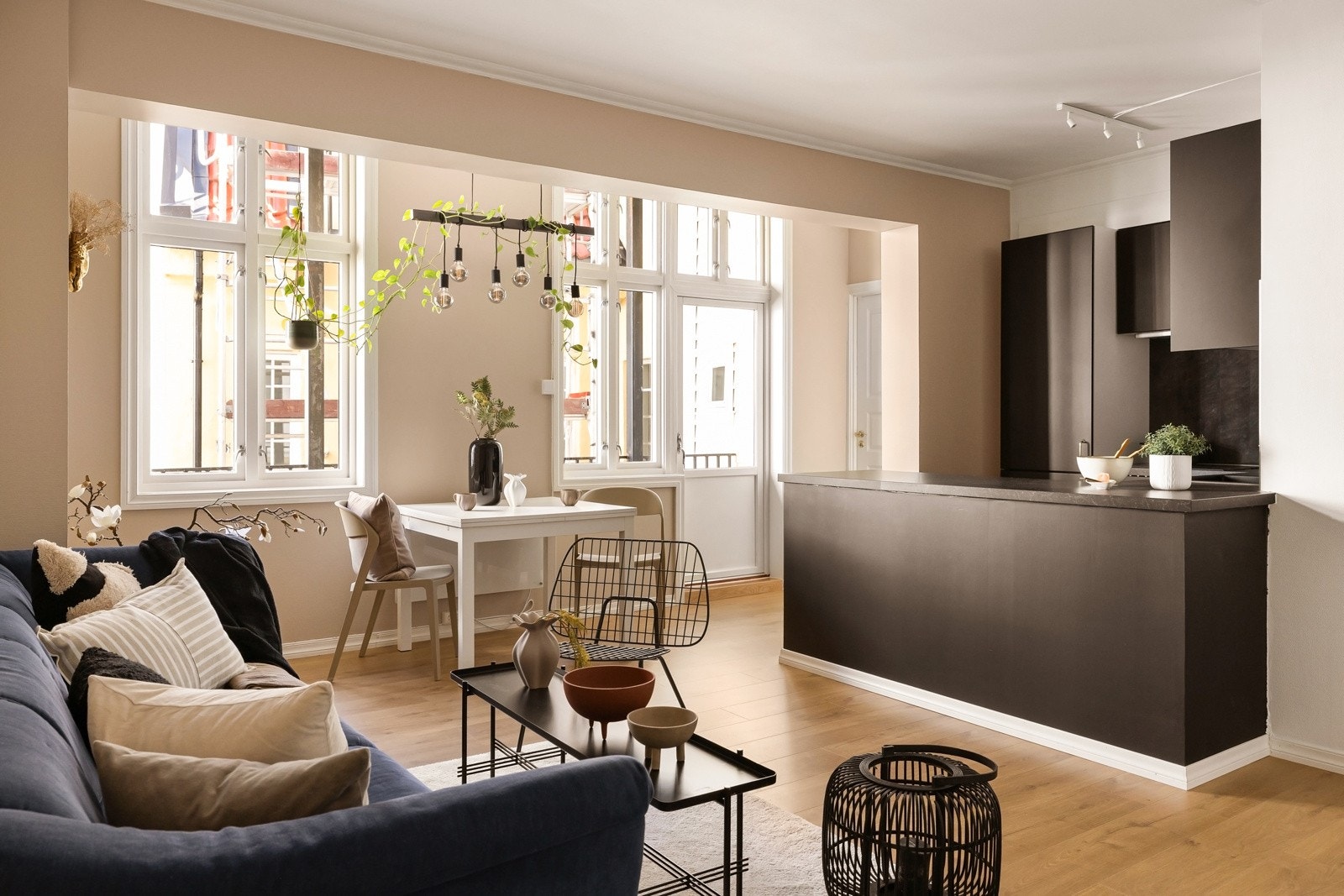 Et deilig og åpent rom med generøs takhøyde og store vindusflater som gir en luftig atmosfære. Galleribilde