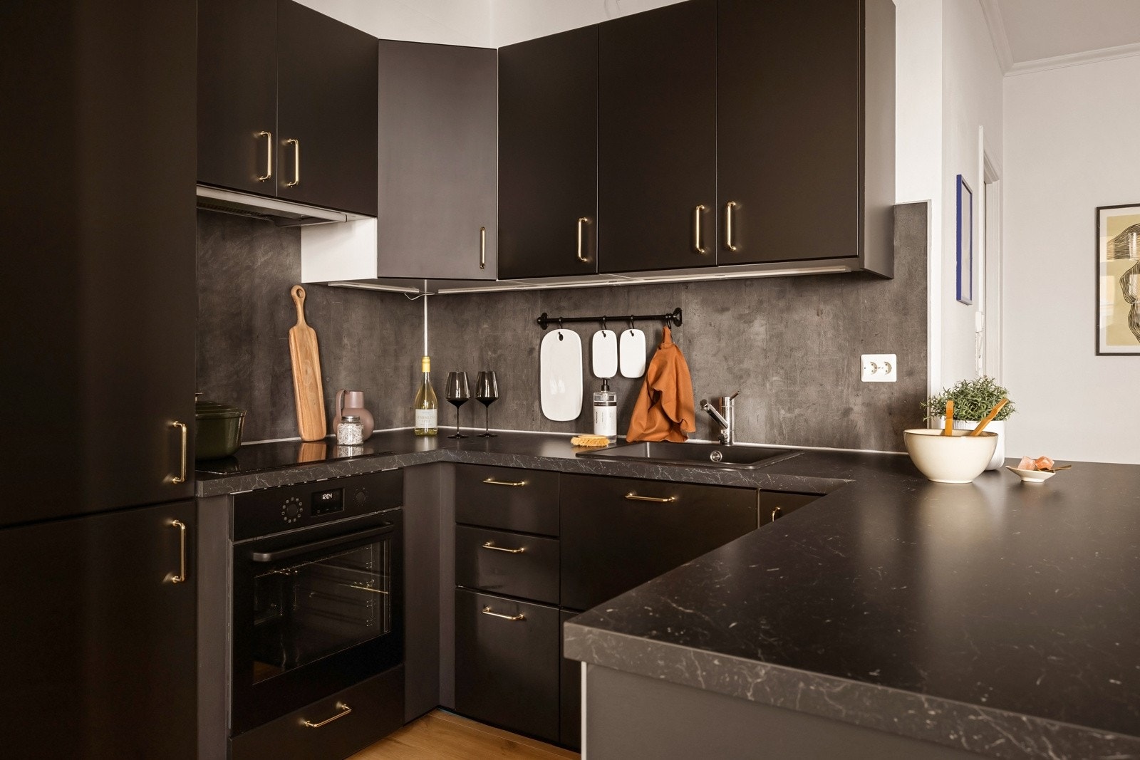 Integrerte hvitevarer og gode arbeidsvilkår både for hobbykokken og gourmet-chefen. Galleribilde