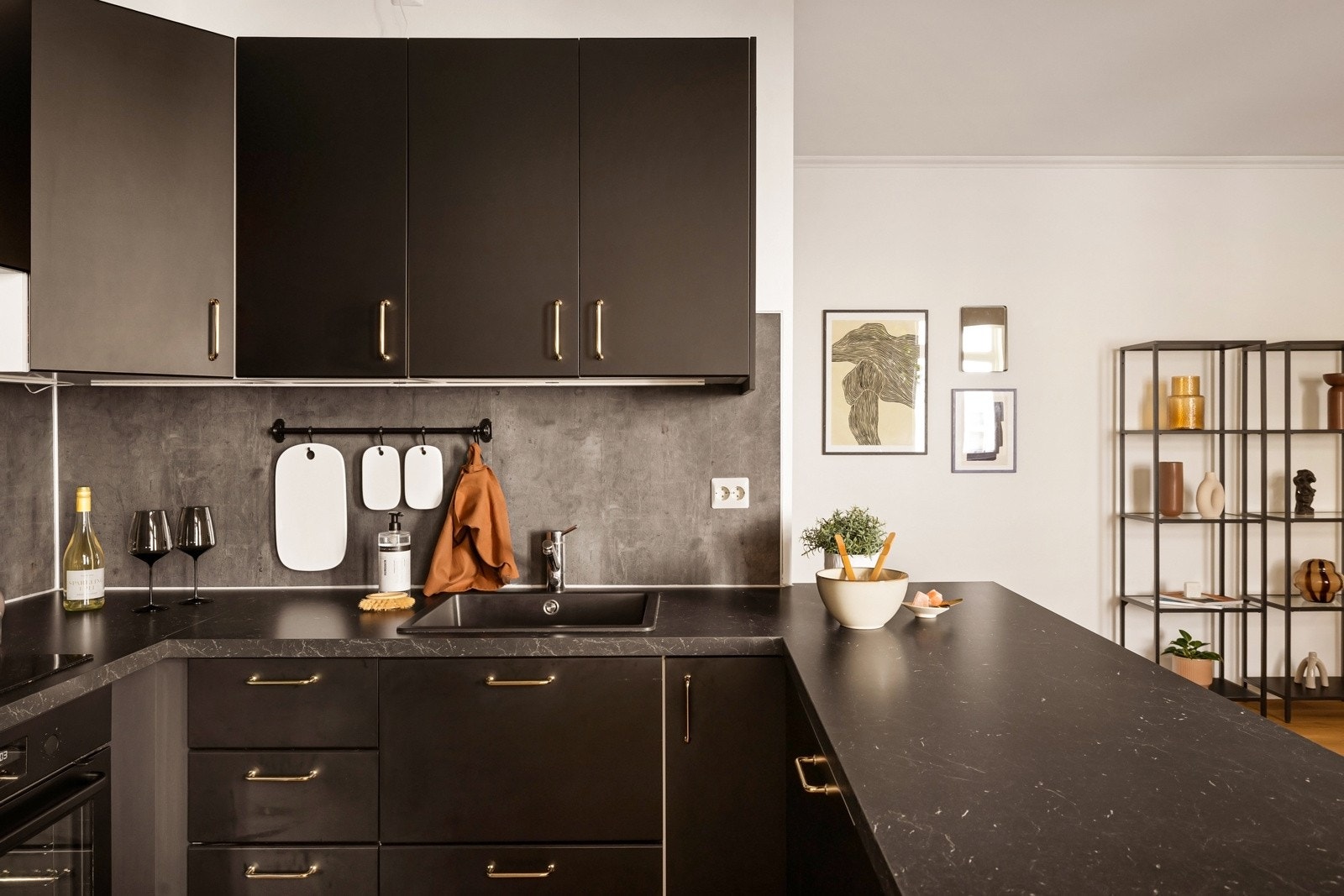 Integrert stekeovn, oppvaskmaskin og kjøleskap, samt nedfelt induksjonstopp. Galleribilde