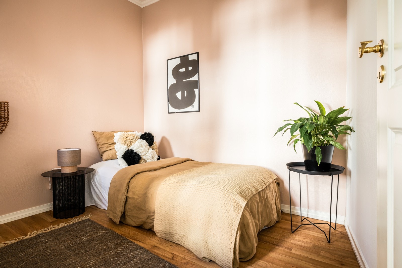 Det andre soverommet er noe mindre, men fortsatt plass til en god seng og garderobeløsning. Galleribilde