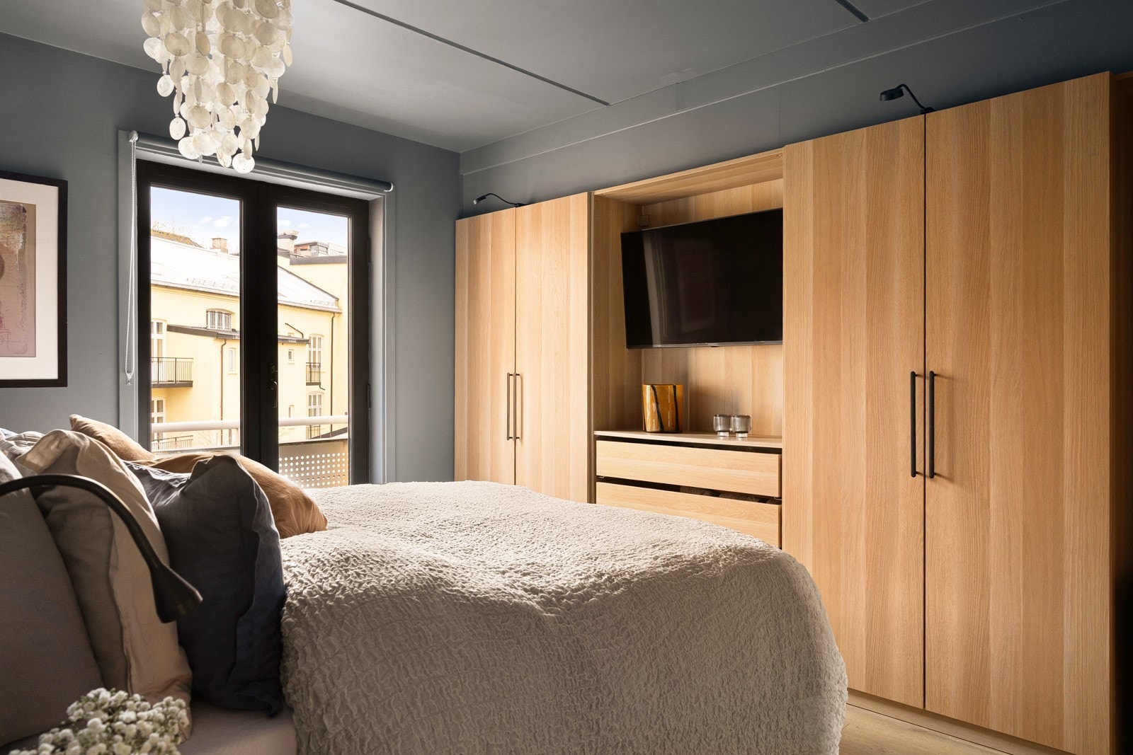 Romslig hovedsoverom med god plass til dobbeltseng, nattbord og annet ønsket møblement. Galleribilde