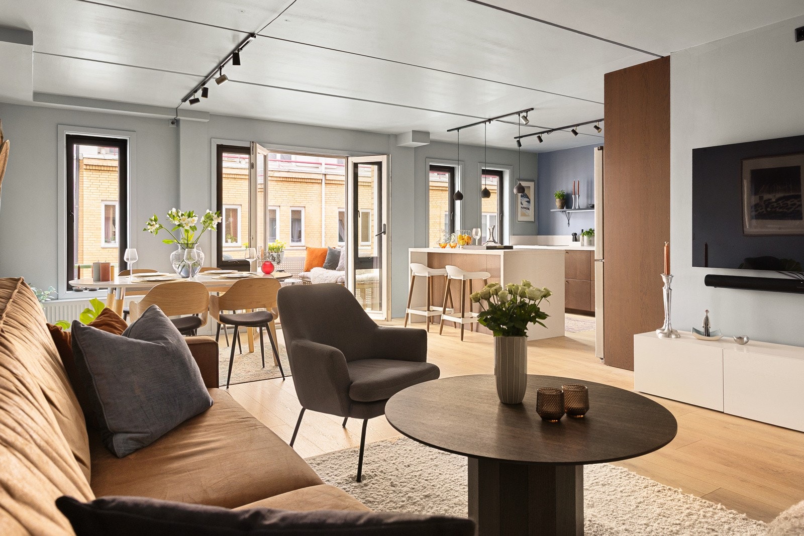 Leiligheten er totaloppusset i 2024 og ligger i 4. etasje i et moderne bygg fra 2001 med heisadkomst. Galleribilde