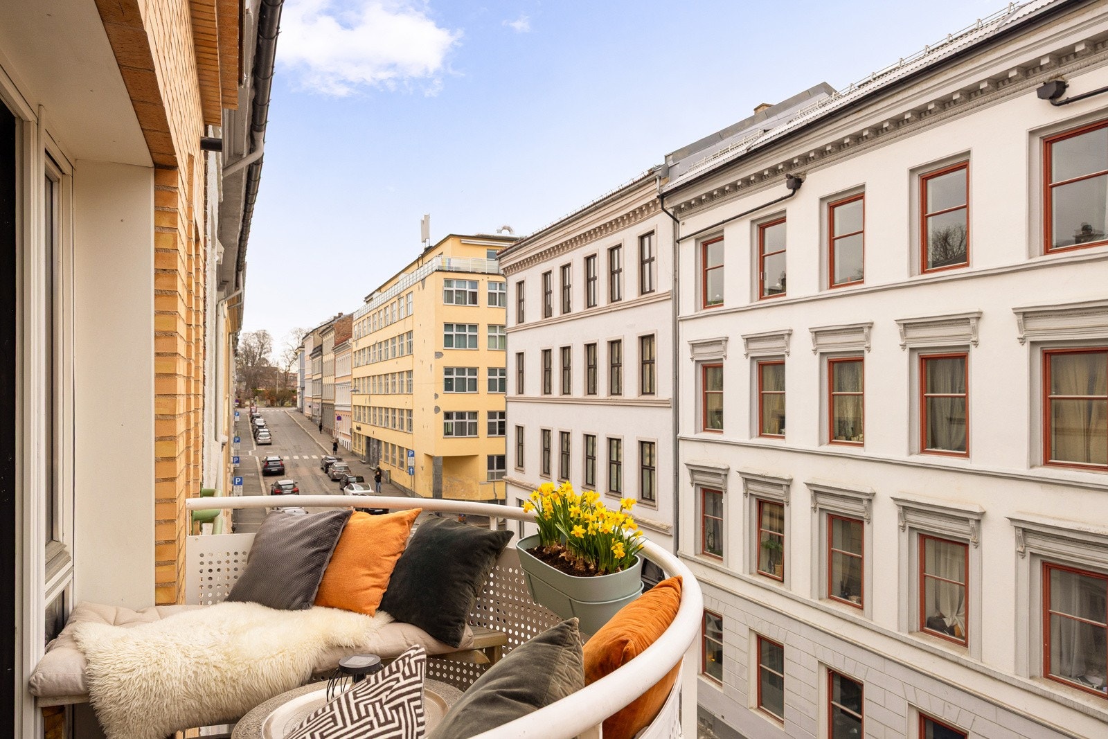 Solrik balkong på ca. 3,2 m² med plass til ulike utemøbler. Galleribilde