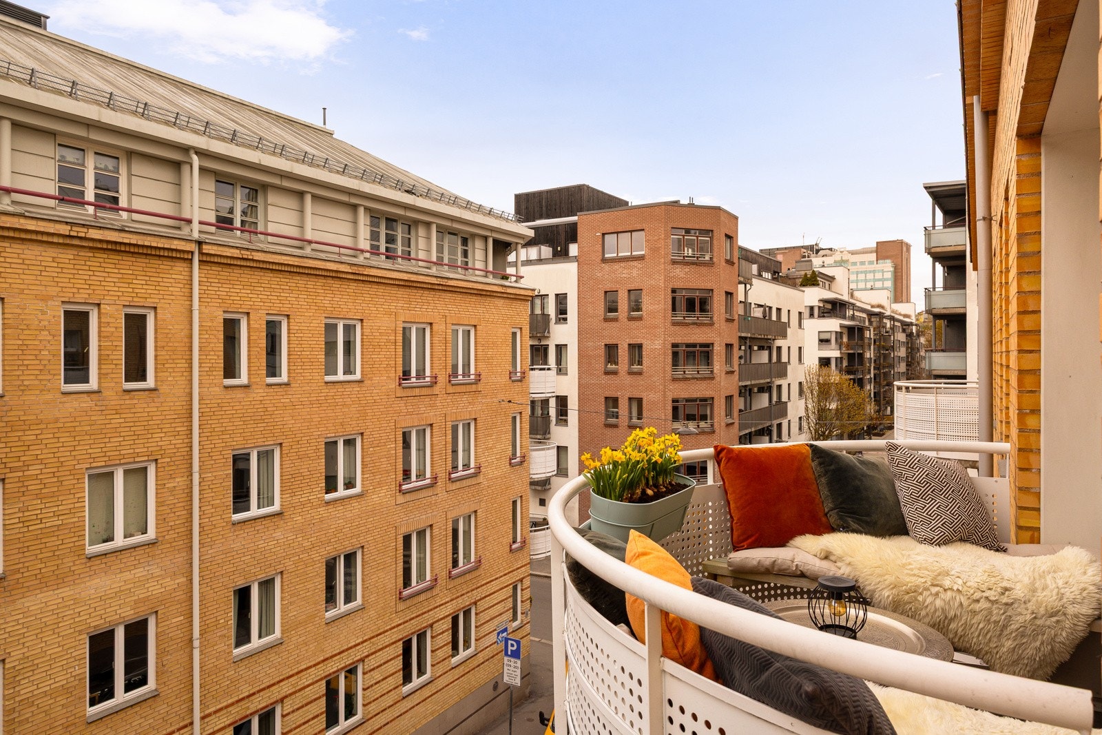 Balkongen har plass til utemøbler. Ønsker man enda større plass kan man trekke opp til felles takterrasse som har grill og sittegrupper Galleribilde