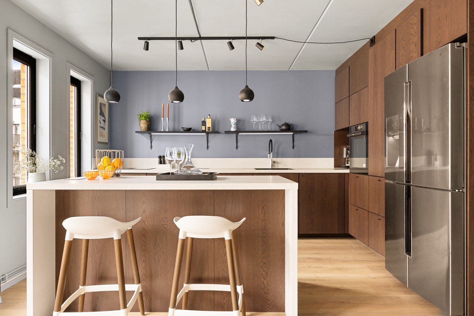 Kjøkkenet er innredet med mørke finérte fronter som gir et eksklusivt uttrykk. Galleribilde