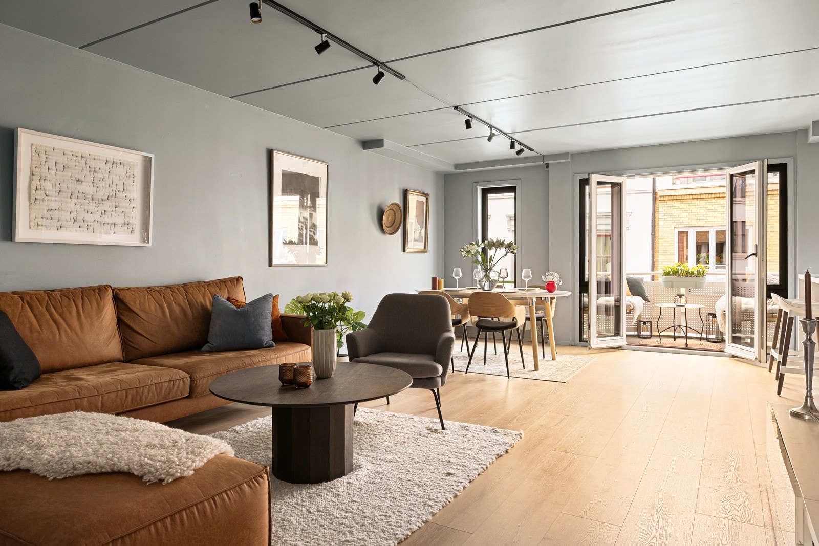 Dette er en flott 4-roms leilighet som har perfekt beliggenhet for deg som ønsker å bo svært sentralt med nærhet til "alt", men samtidig tilbaketrukket i enveiskjørt gate. Galleribilde