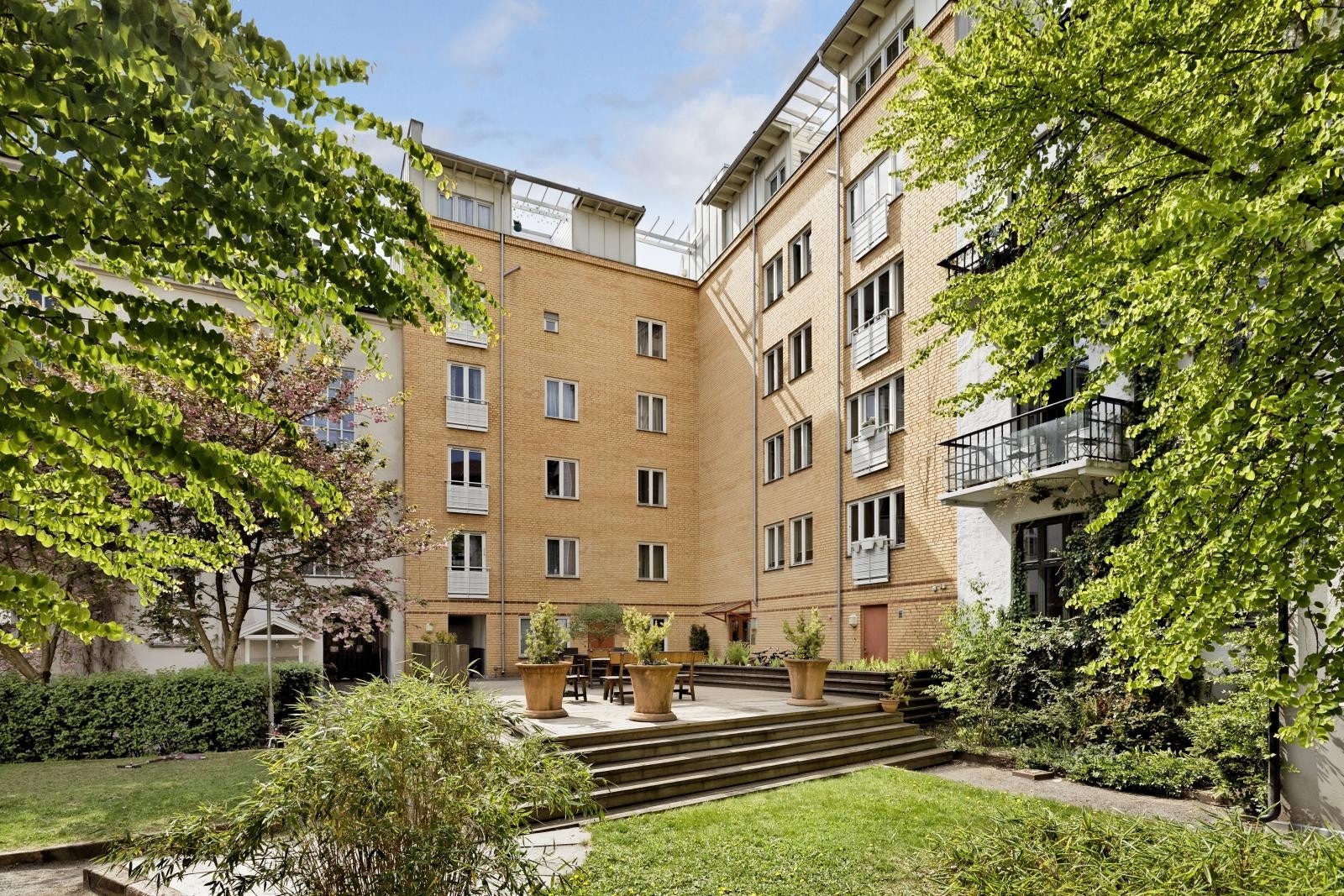 Bakgården er perfekt for grilling, soling, sosiale sammenkomster, middager, lek og aktiviteter m.m. Galleribilde