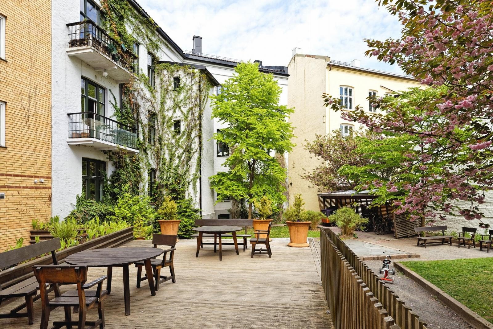 Bakgården har flott platting rett utenfor inngangspartiet og flere sittegrupper Galleribilde