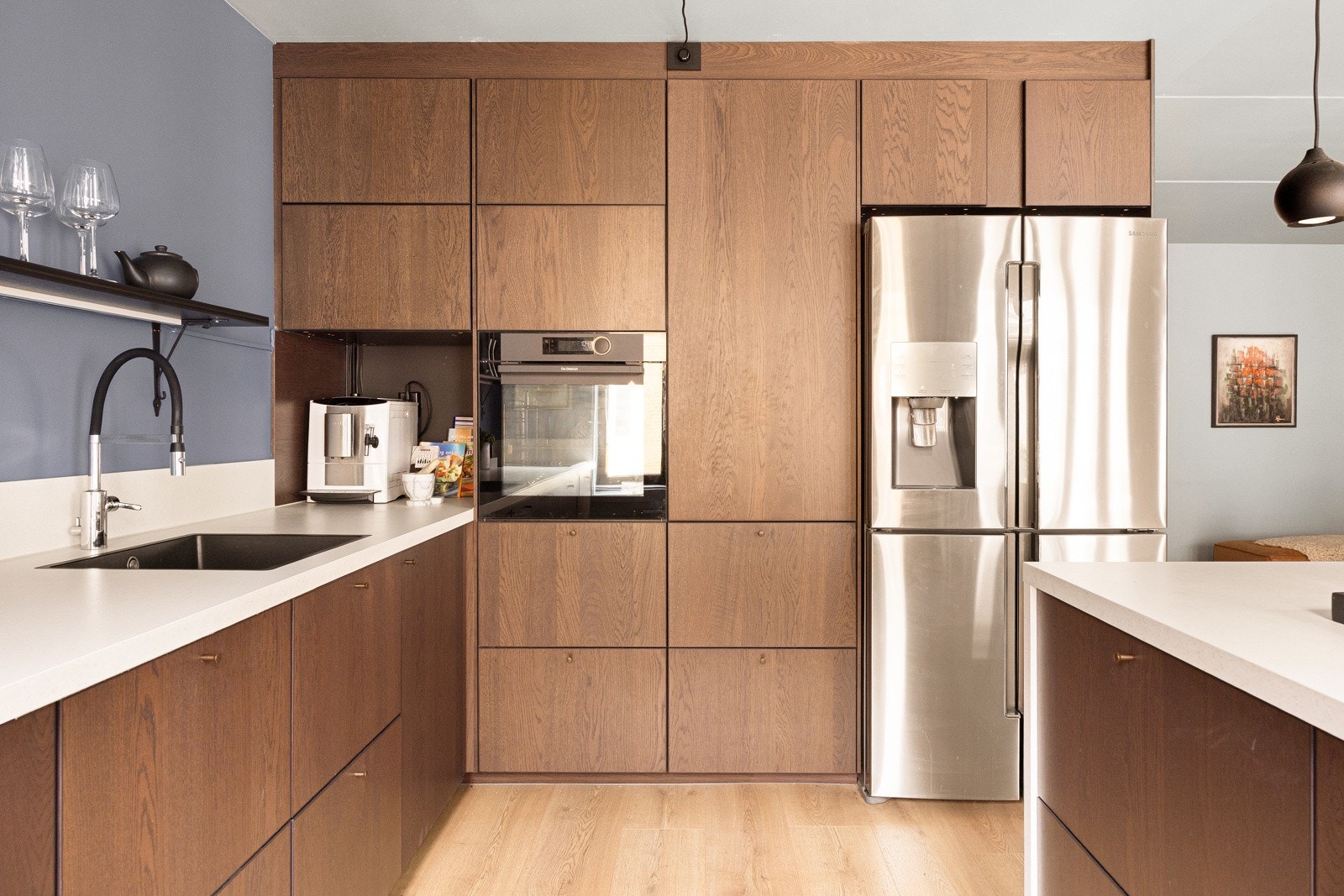 Kjøkkenet er utstyrt med integrerte hvitevarer, inkludert oppvaskmaskin fra AEG, stekeovn fra DeDietrich og induksjonsplatetopp fra Ikea. I tillegg er det tilrettelagt for side-by-side kjøleskap i egen nisje. Galleribilde