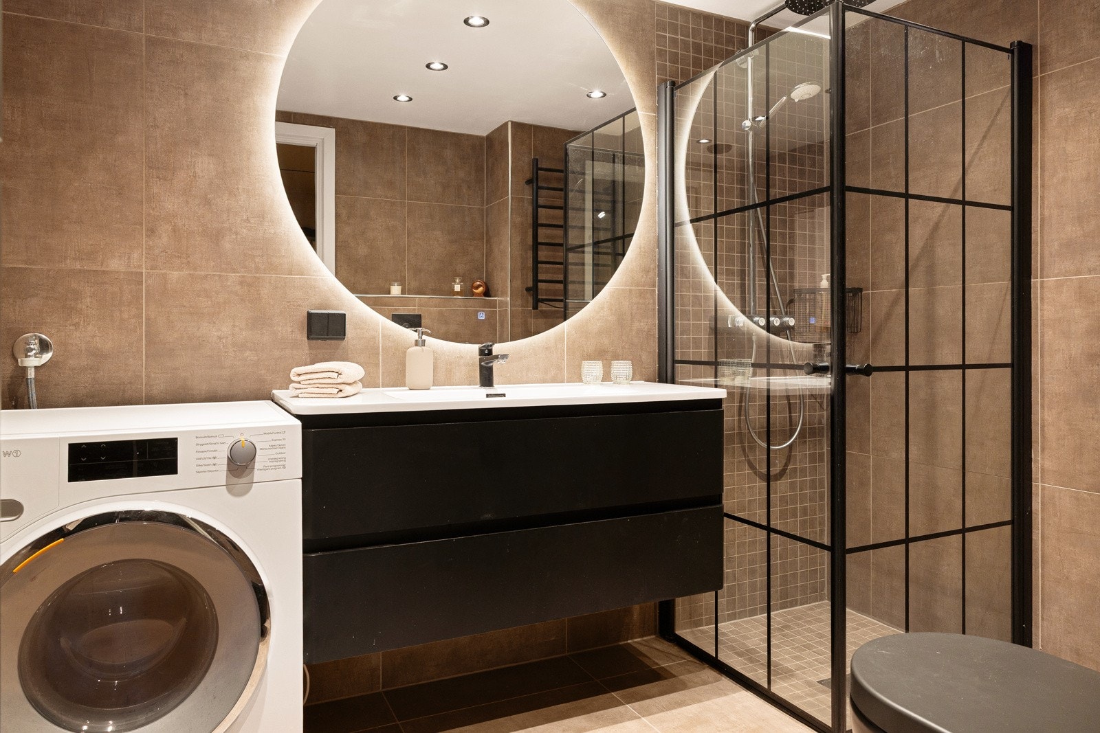 Flott og moderne bad fra 2024 med stilrene materialvalg og praktiske løsninger. Galleribilde