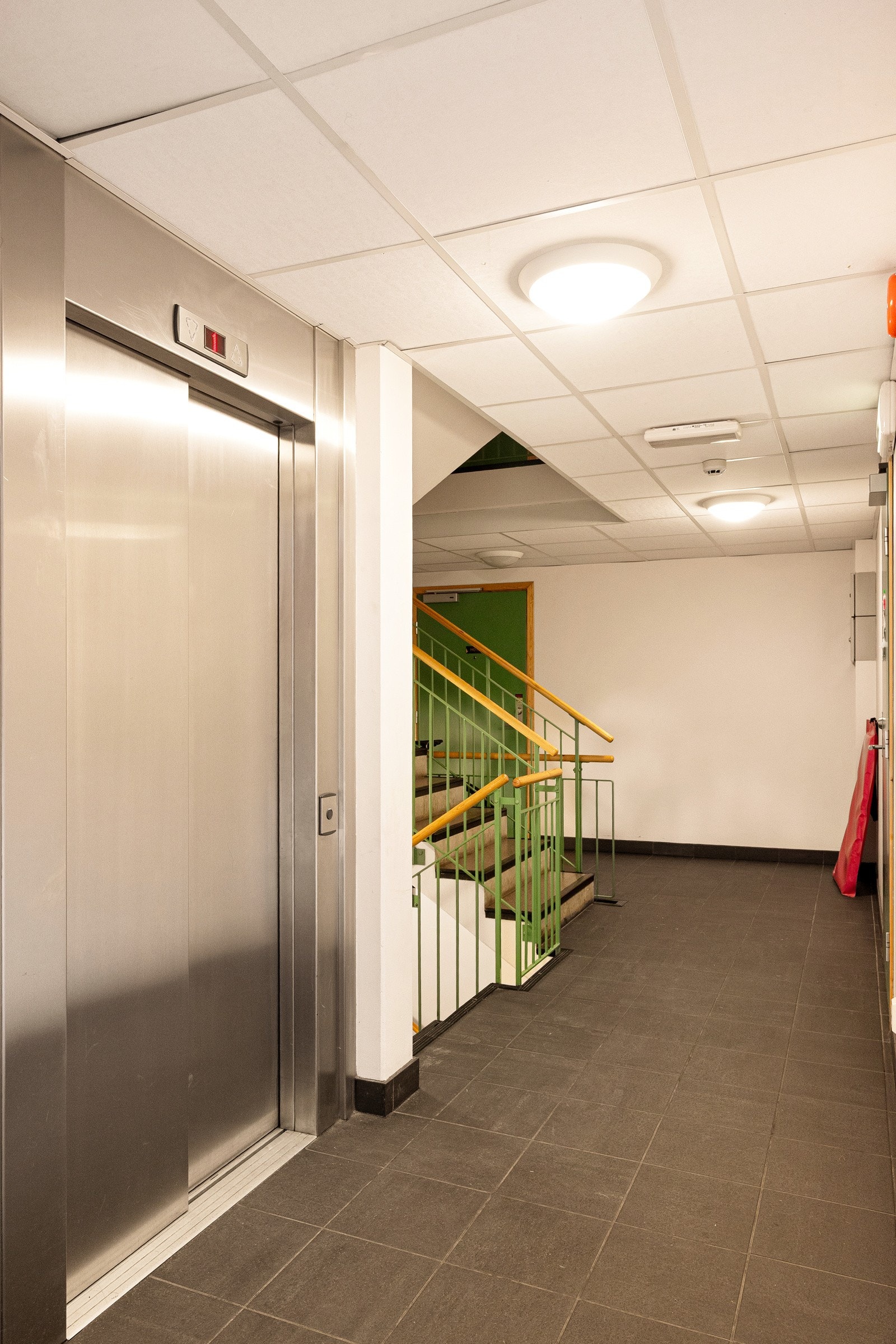 Det er heis i bygget som enkelt tar deg opp til leilighetsplan, samt ned til garasjen. Galleribilde