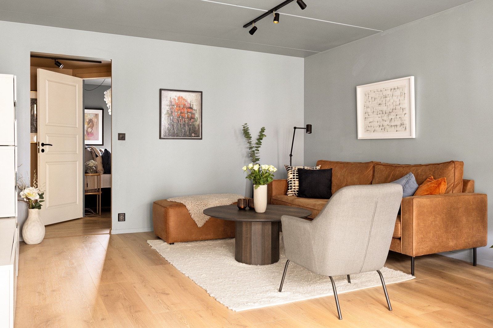 Romslig stue med en åpen og sosial planløsning mot kjøkkenet. Galleribilde