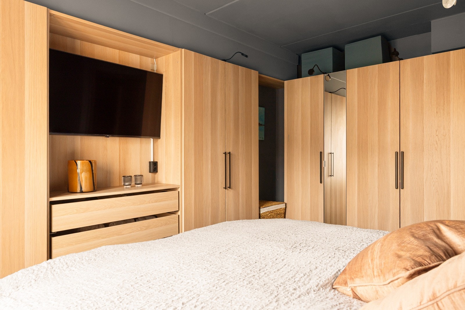 Det er rikelig med oppbevaringsmuligheter i en stor, tilpasset garderobeløsning. Galleribilde