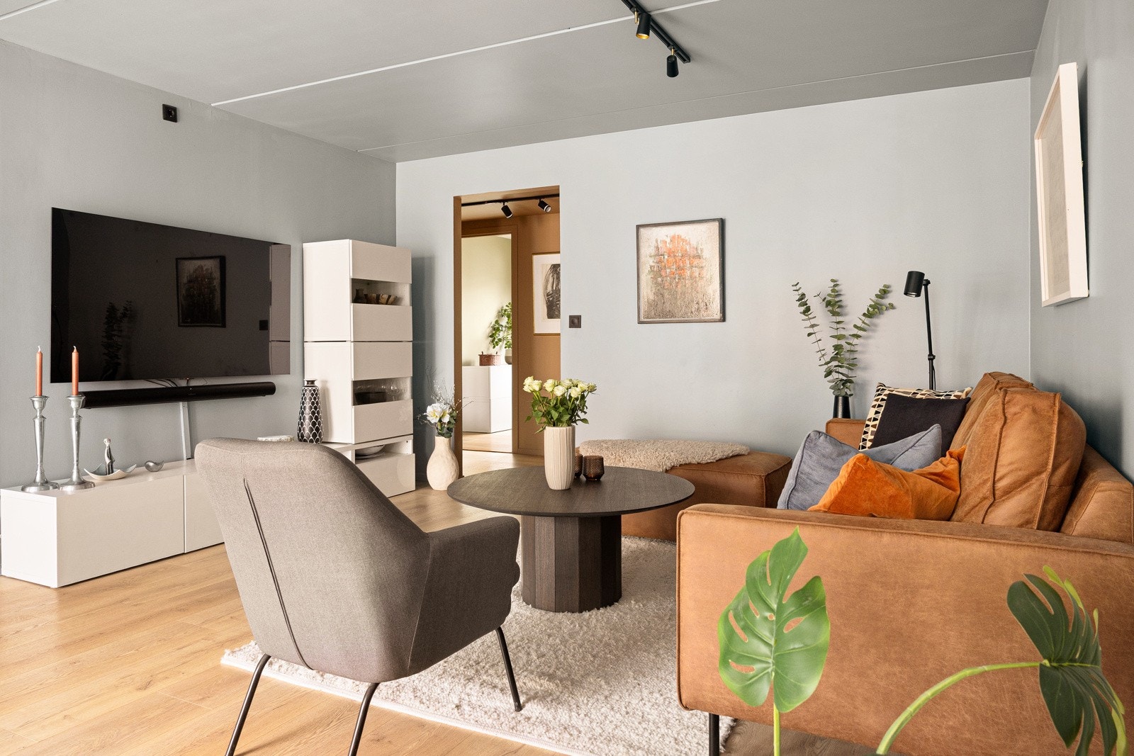 God plass til en komfortabel sofagruppe med behagelig avstand til TV-seksjonen. Galleribilde