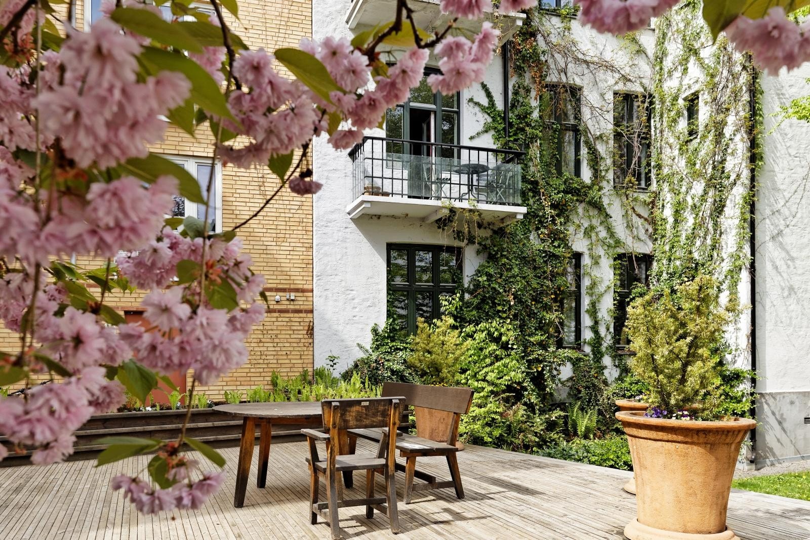 I tillegg kan man enkelt trekke ned til felles hage. Borettslaget er i tilknytning til "Meyerhagen vel" som er en felles, prisvinnende bakgård for kvartalet. Bakgården har vunnet pris for Oslos vakreste bakgård Galleribilde