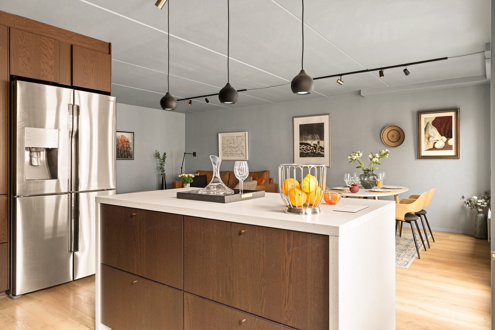 Praktisk kjøkkenøy med gode arbeidsflater. Galleribilde