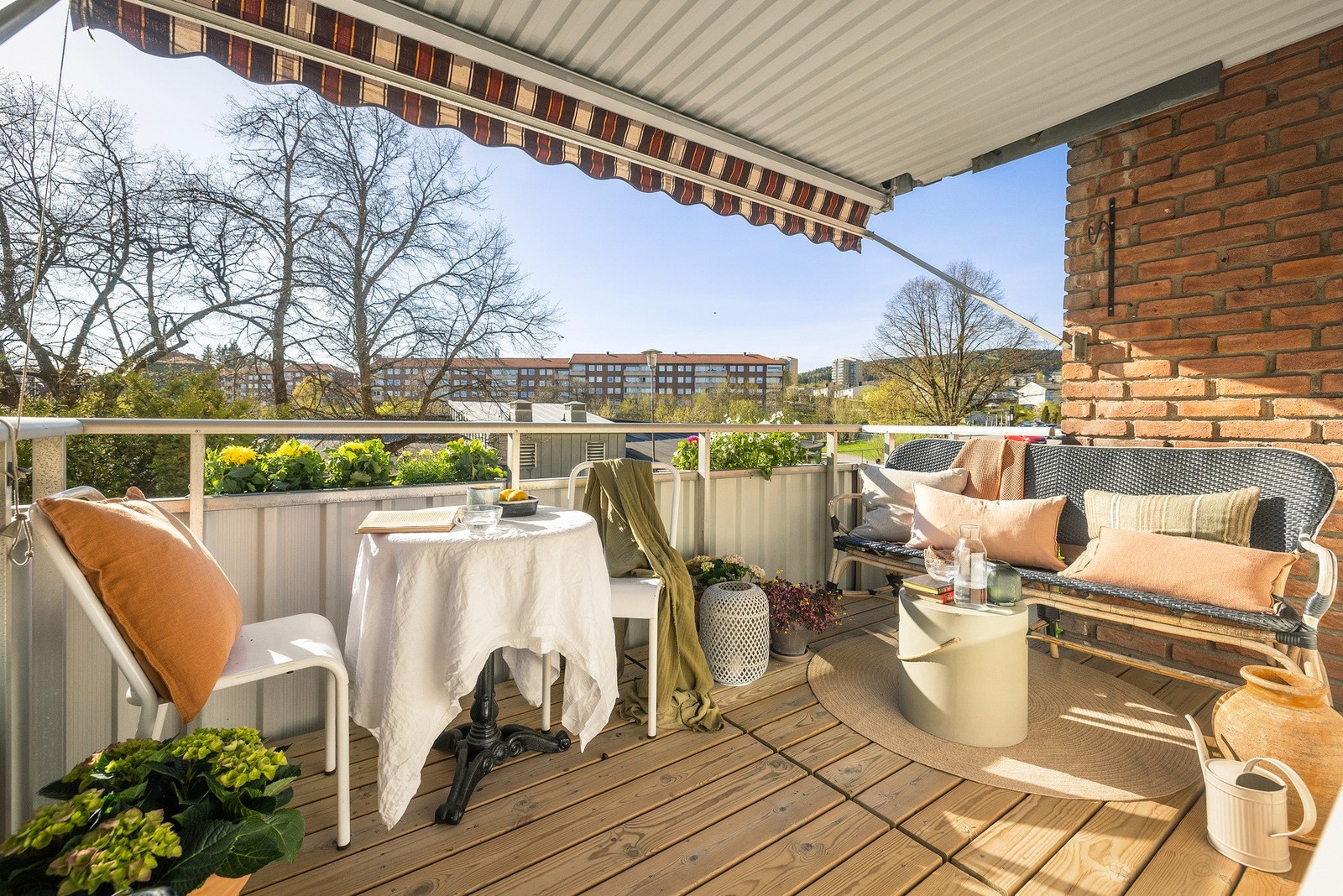 Balkongen er ca. 7 m², og er vestvendt. Om sommeren har du kveldssol. Galleribilde