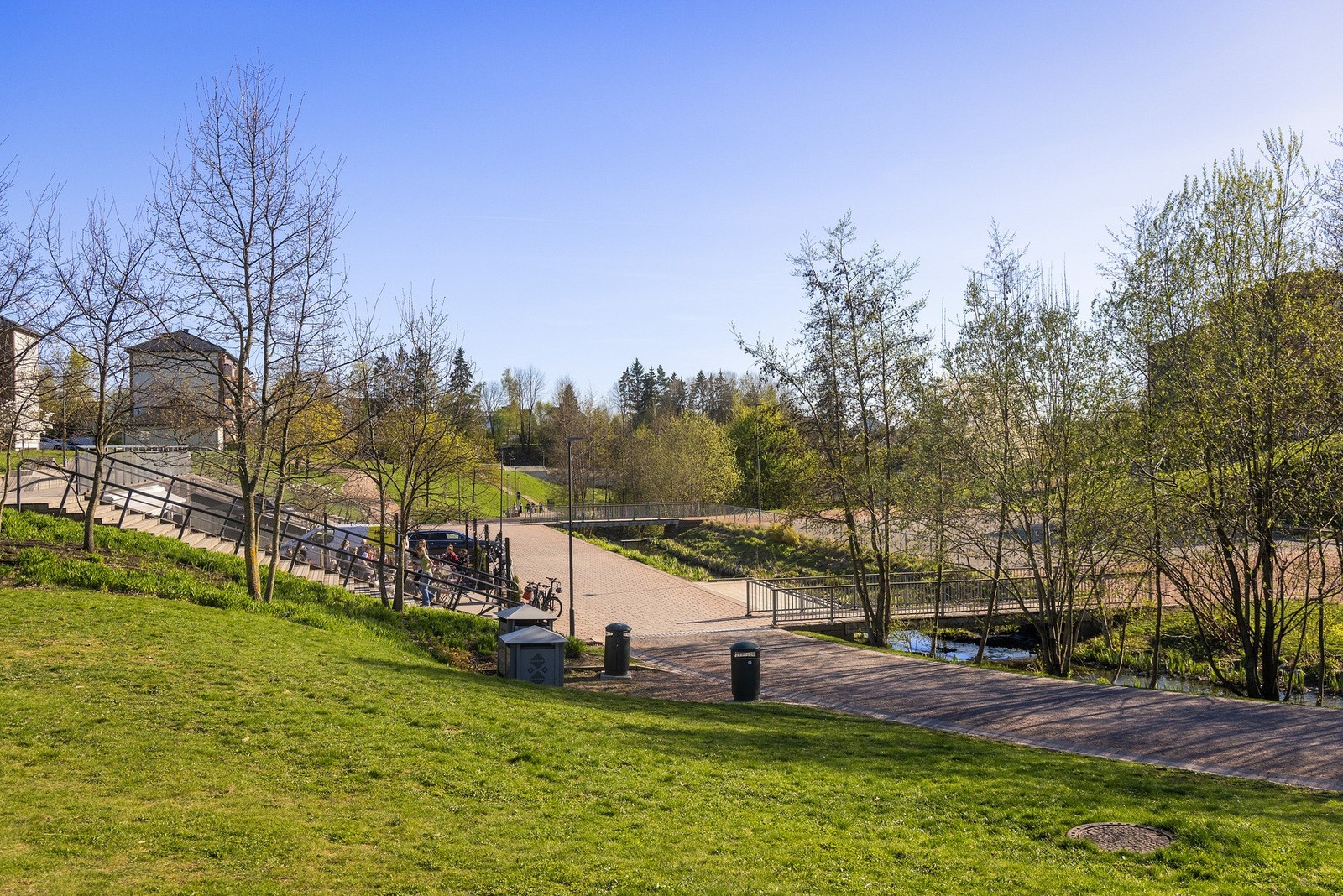 "Vi har trivdes utrolig godt her. Da vi flyttet hit var beliggenheten veldig viktig for oss, og vi gikk kun på visninger i borettslagene rundt Bjerkedalen park." - Selger Galleribilde