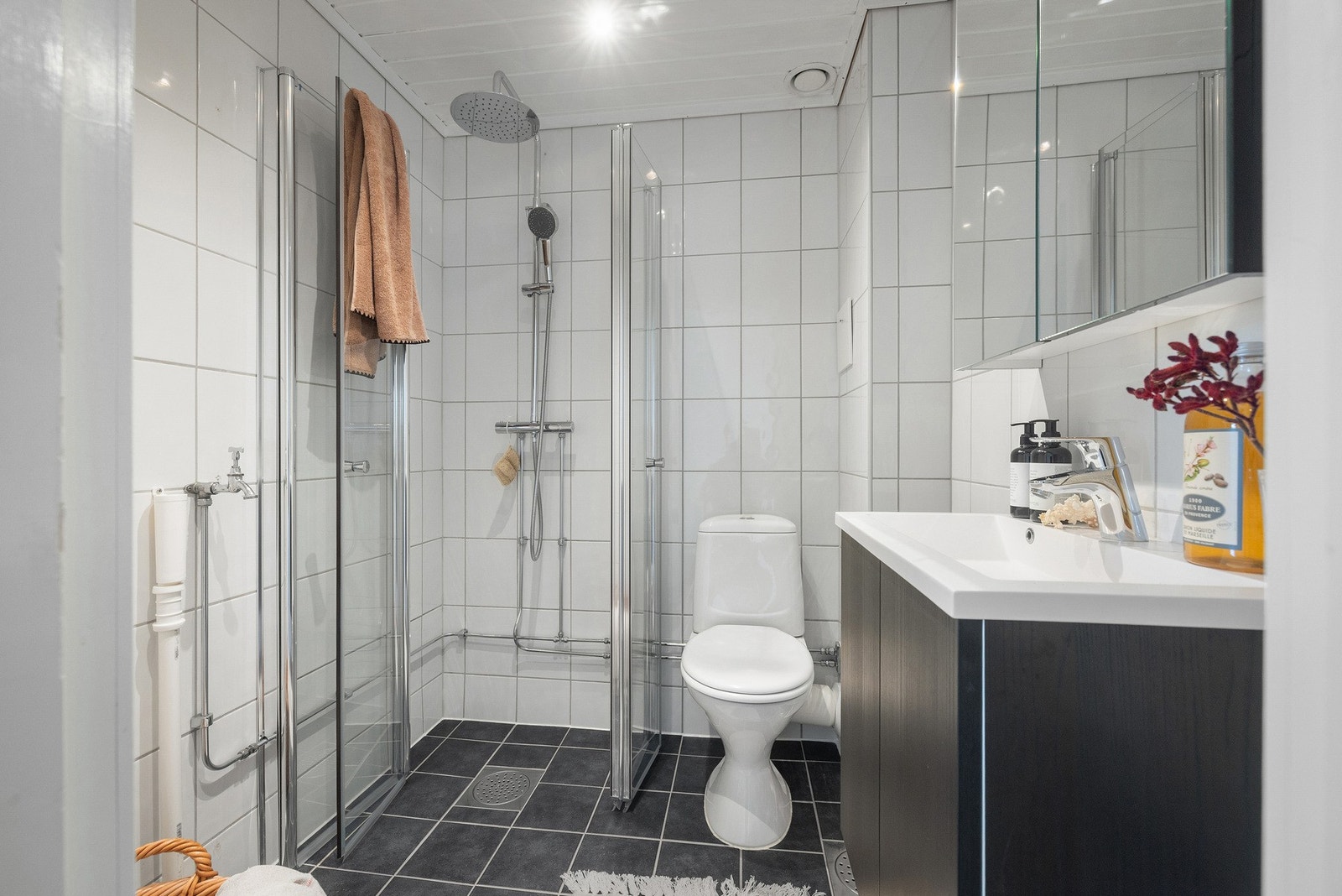 Badet ble rehabilitert i borettslagets regi, i 2007. Det er elektrisk gulvvarme her. Galleribilde