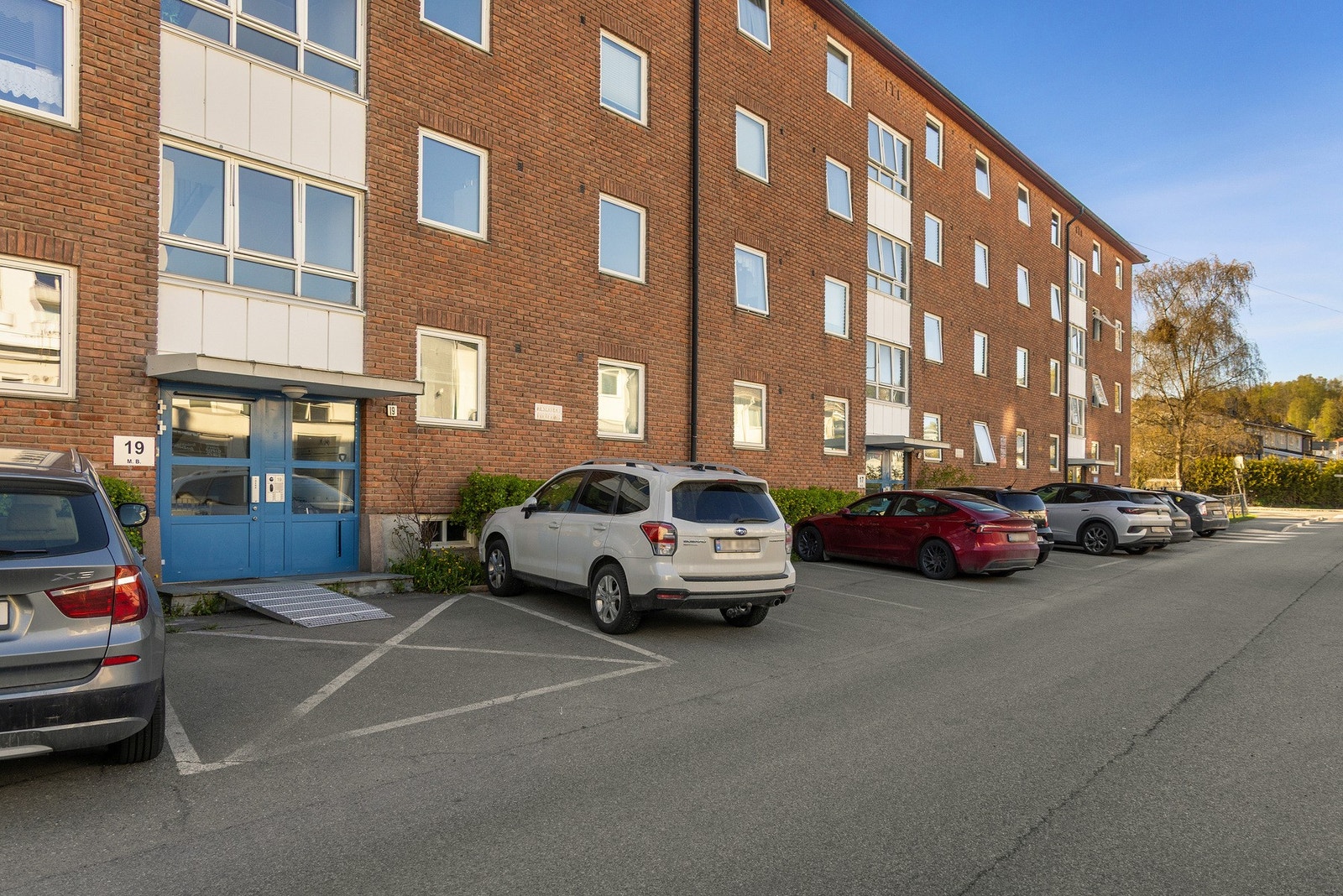 Det medfølger elektronisk parkeringsbevis. Det er biloppstillingsplasser som kan benyttes ved ledighet (førstemann til mølla-prinsippet). Man kan stå på alle biloppstillingsplassene til borettslaget og det er parkering rett utenfor blokka. Galleribilde