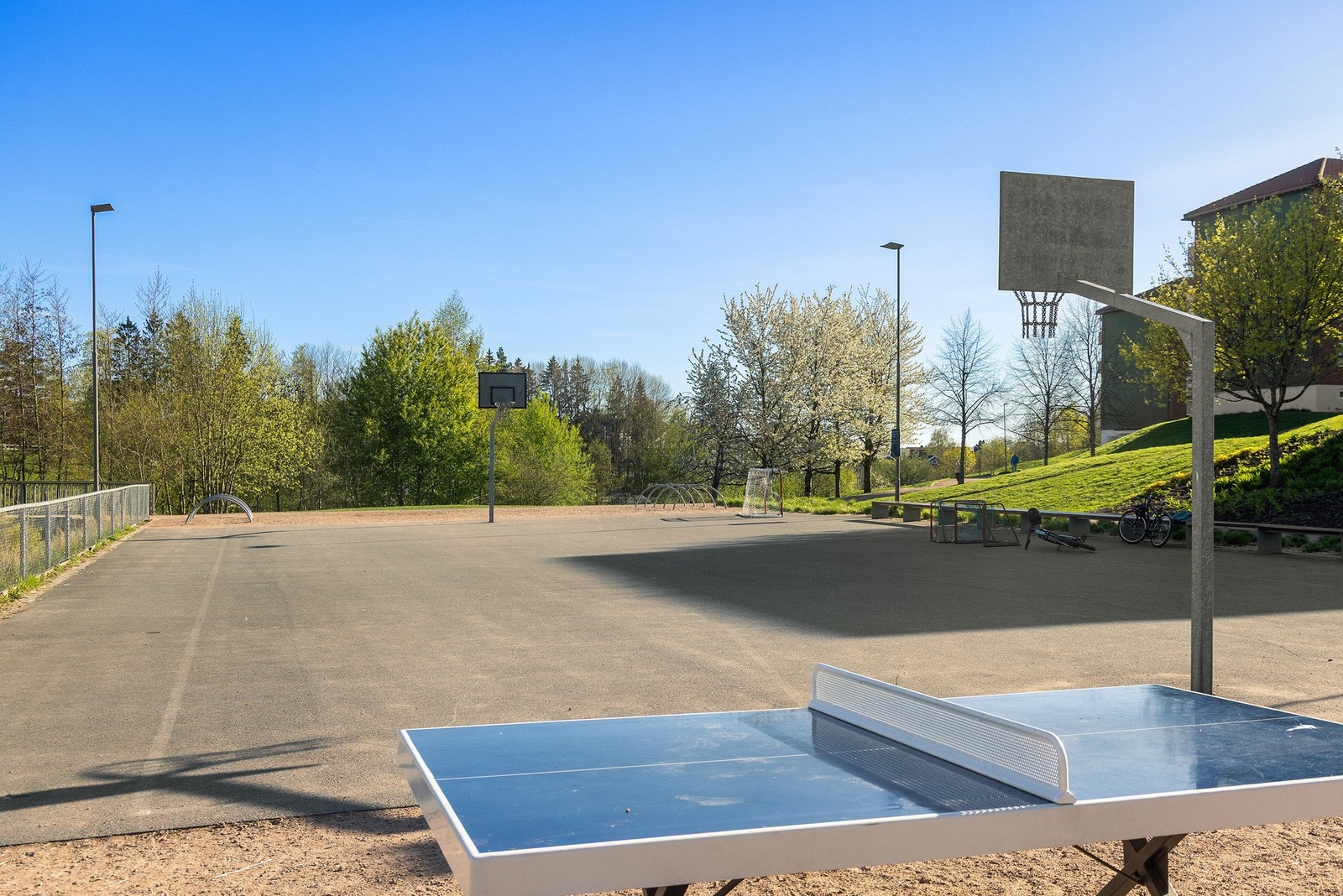 Basketbanen blir skøytebane om vinteren. Galleribilde