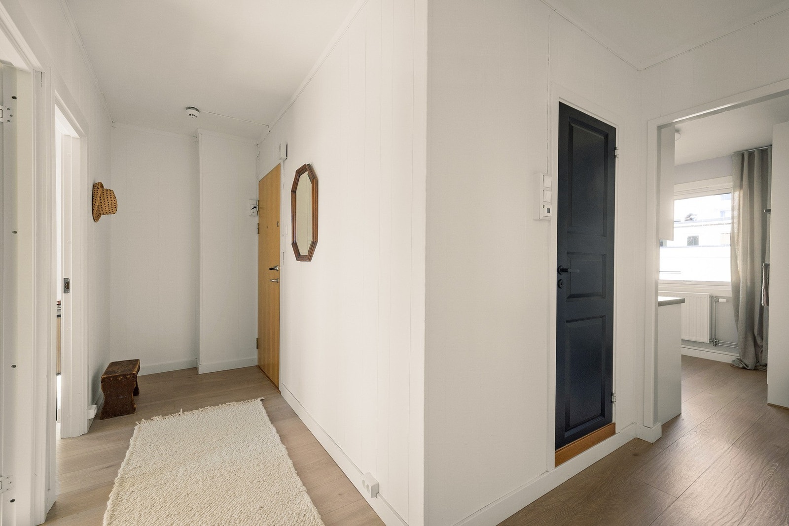 Leiligheten disponerer loftsbod på ca. 2 m² og kjellerbod på ca. 5 m². Beliggenhet i 1.etasje sikrer lett adkomst til kjellerboden. Galleribilde