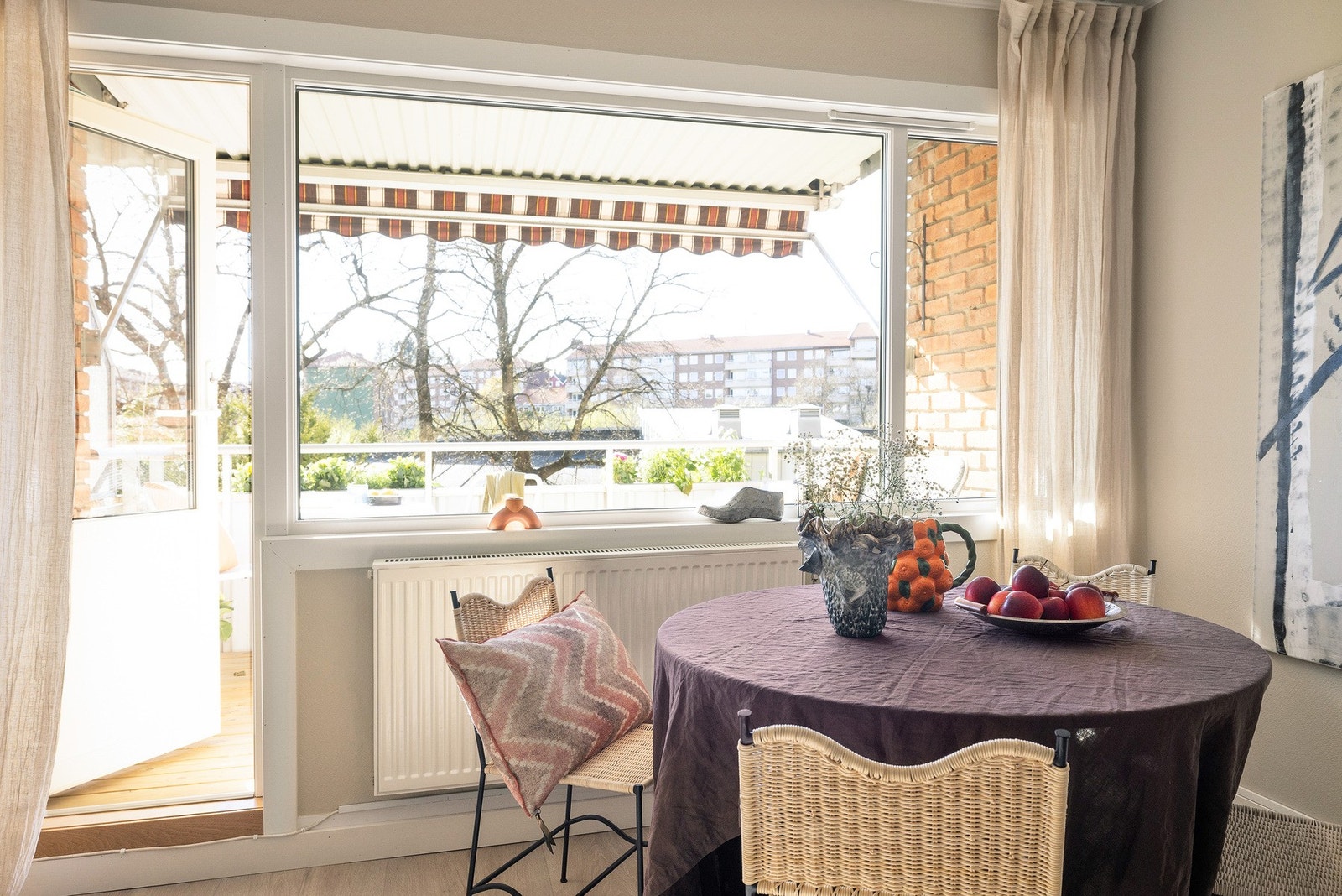 Varmtvann, oppvarming (radiator) og internett er inkl. i fellesutgiftene. Dette gir deg mer forutsigbare levekostnader. Galleribilde