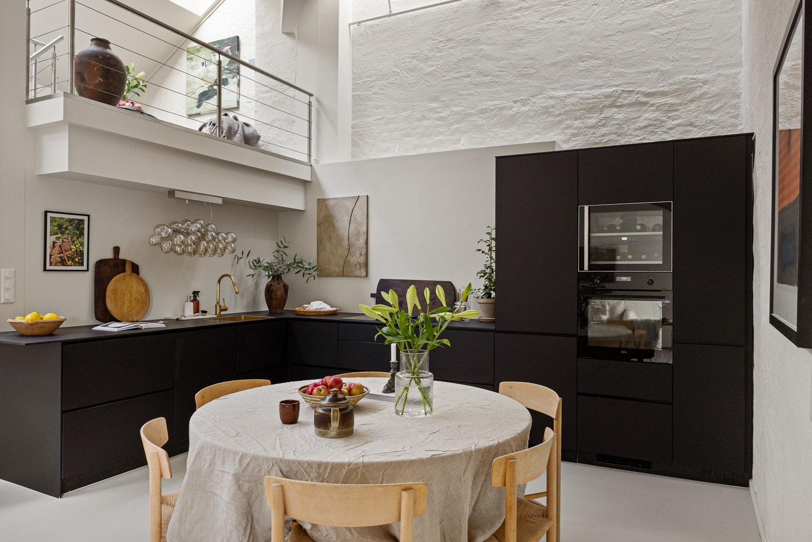 Kjøkkenet er godt utstyrt med integrerte hvitevarer - oppvaskmaskin fra NEFF, kjøl/frys fra Ikea, stekeovn fra AEG og vinkjøleskap fra Norcool Galleribilde