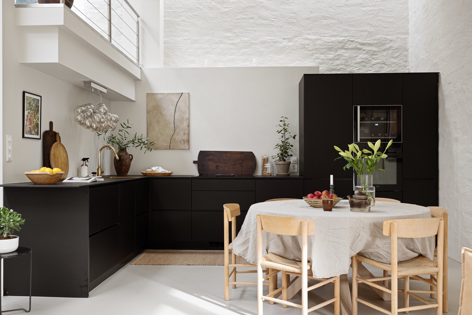 Stilrent kjøkken fra Kvik, installert i 2019, med ekstra dybde og moderne, slette mørke fronter. Galleribilde