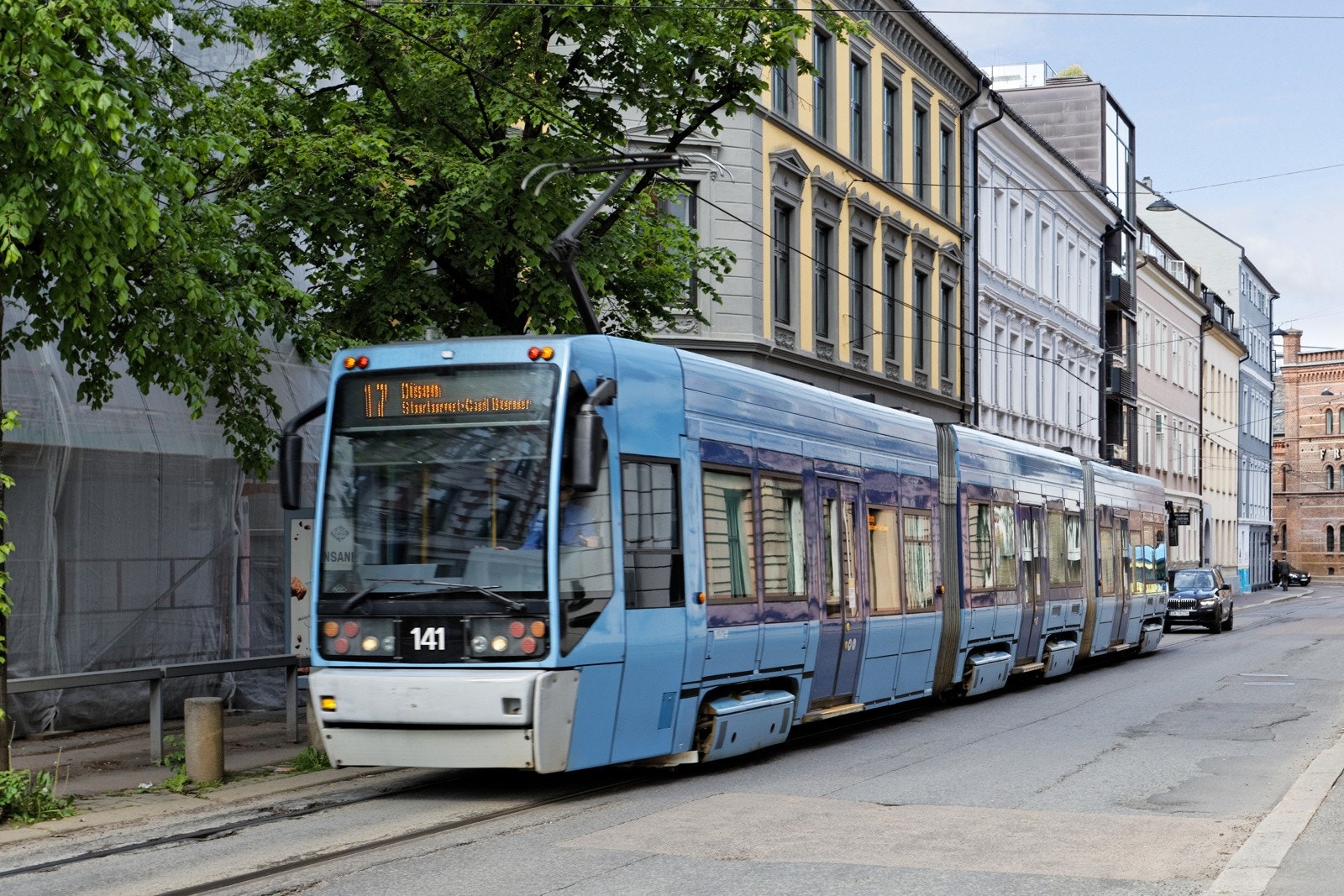Det er et bredt kollektivtilbud i området. Trikkestoppet for linje 17, 18 og 19 og busstopp for 21- og 37-bussen ligger rett i nærheten. Galleribilde