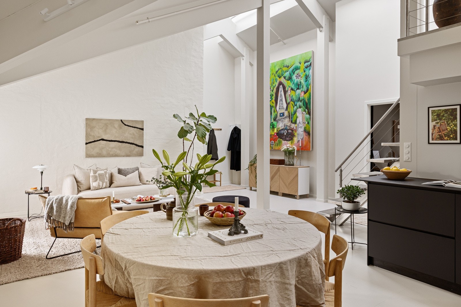 Her er det godt med plass til både loungeområde og spisebord. Galleribilde