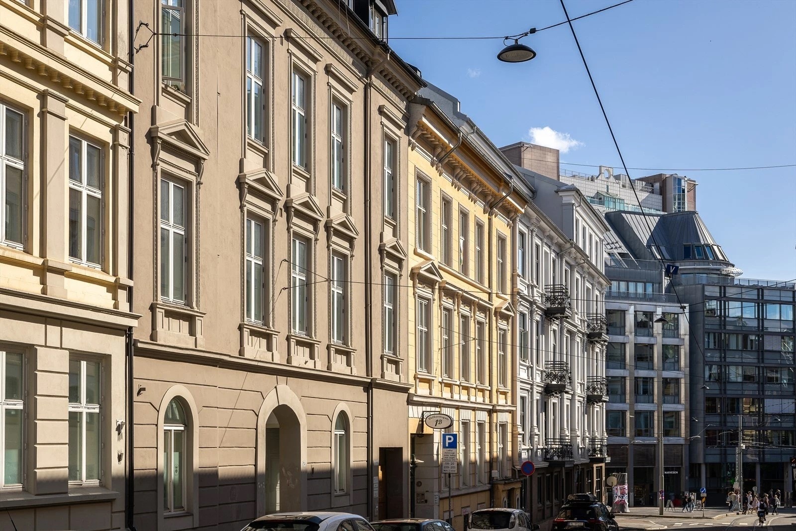 Leiligheten ligger i Homansbyen, som er et knutepunkt mellom fasjonable Frogner / Majorstuen og moderne Bislet / St. Hanshaugen med alle typer servicetilbud i umiddelbar nærhet. Galleribilde