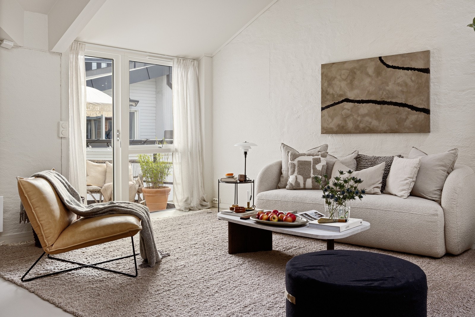 Fra stuen er det utgang til en østvendt balkong på ca. 3,7 m² Galleribilde