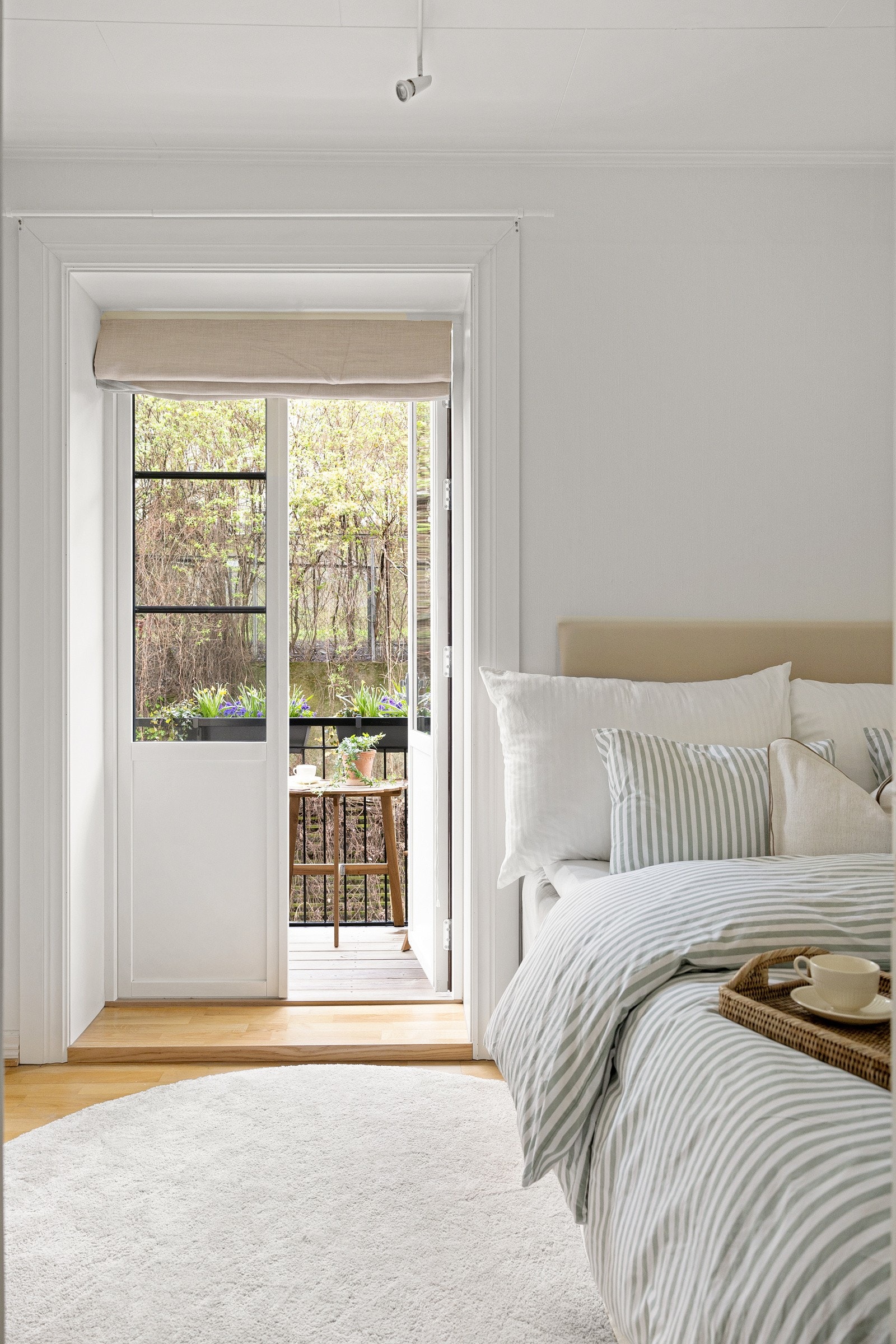 Svært innbydende soverom med utgang til en fantastisk balkong i vestvendt retning. Galleribilde