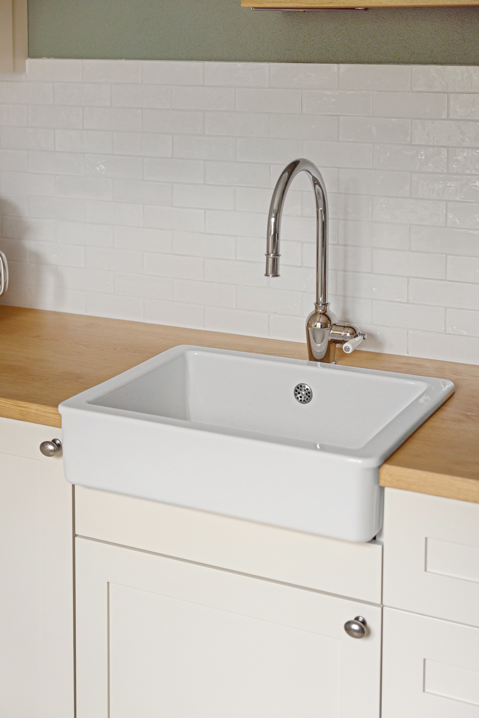 Kjøkkenet har opplegg for platetopp, oppvaskmaskin, vaskemaskin, stekeovn og kombi kjøl/frys. Galleribilde