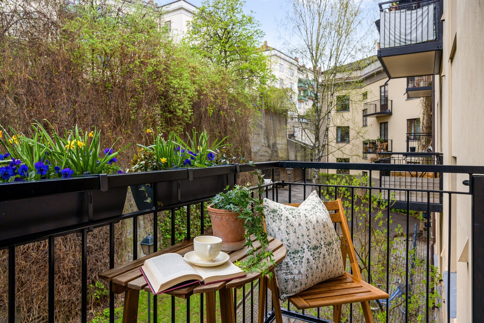 Gode solforhold fra balkong kan nytes i usjenerte, rolige omgivelser. Galleribilde