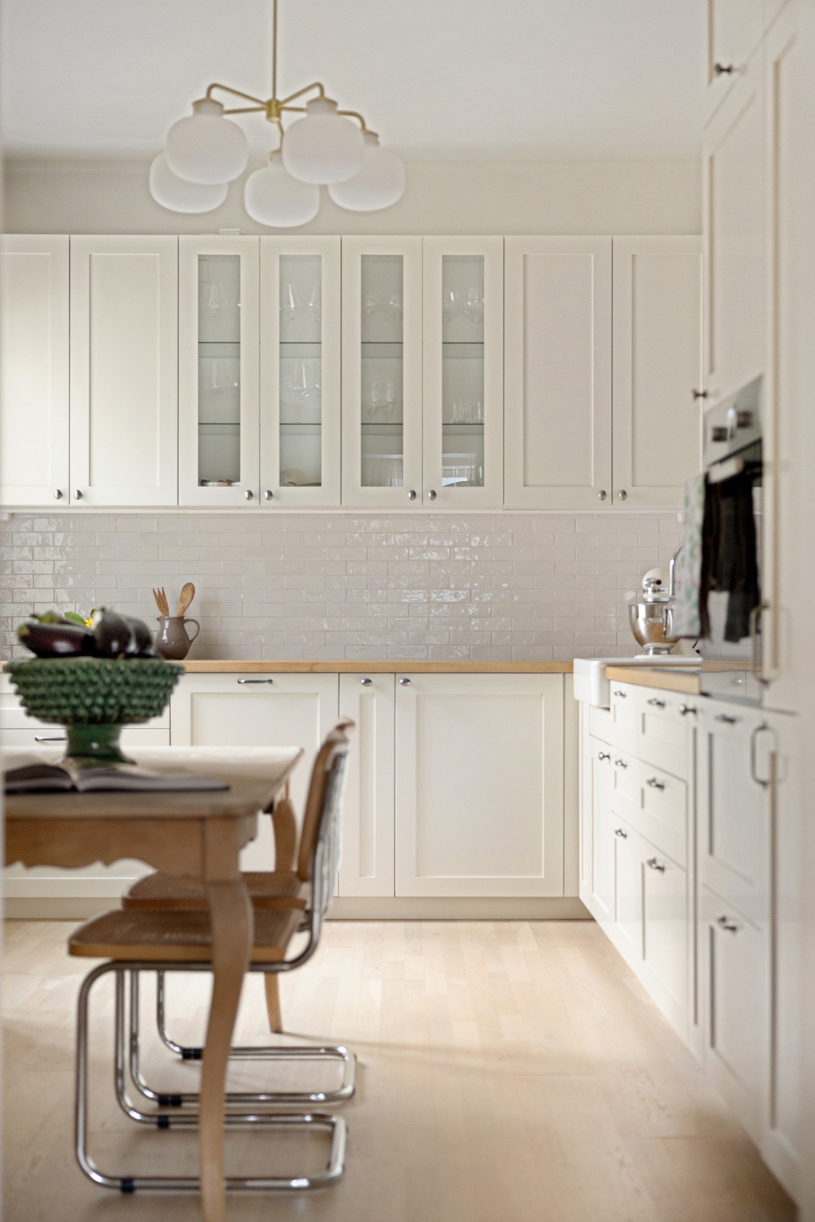 Oppusset og moderne kjøkken med god skap- og benkplass. Galleribilde