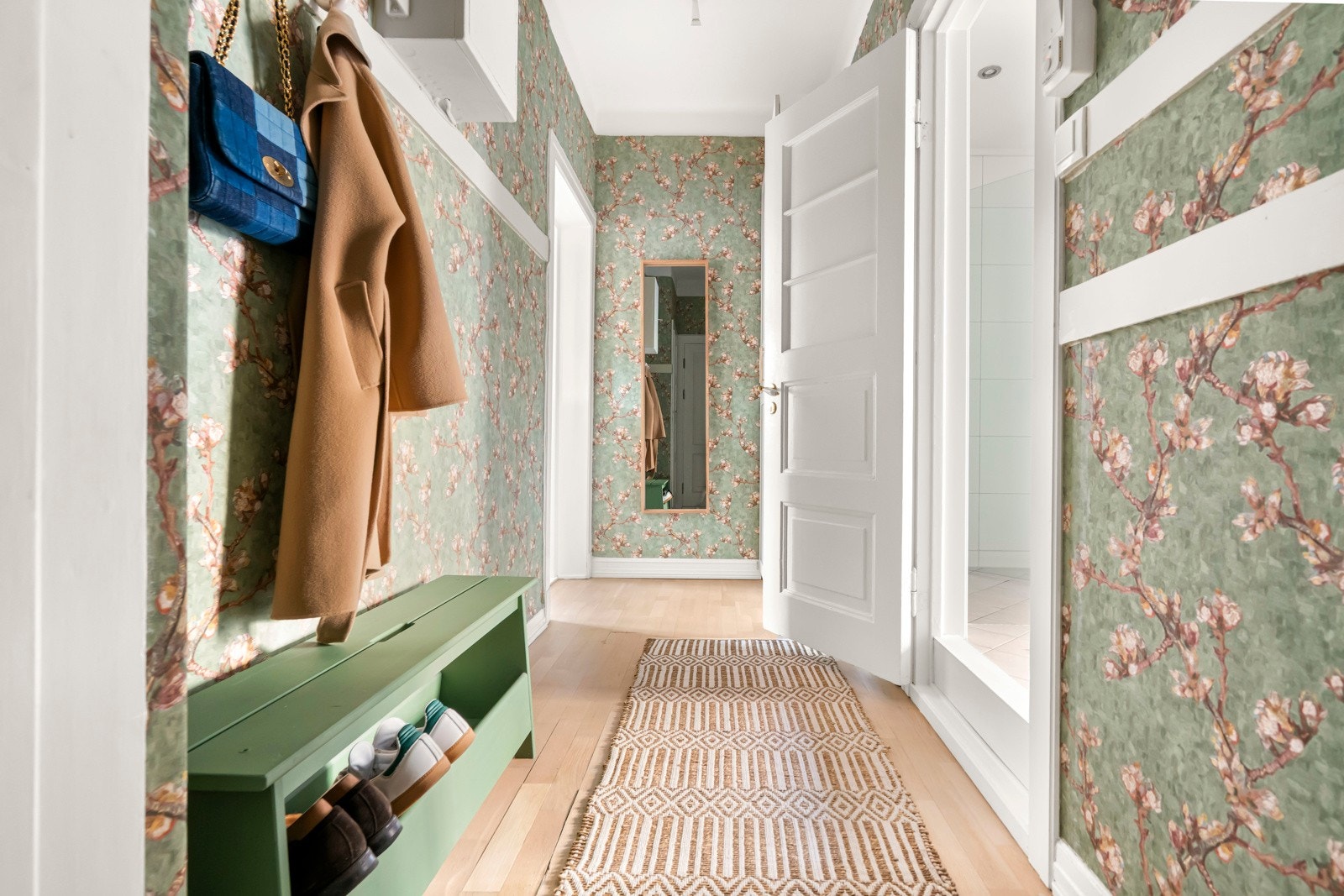 Innbydende entré som gir et godt inntrykk av hva boligen har å by på. Galleribilde